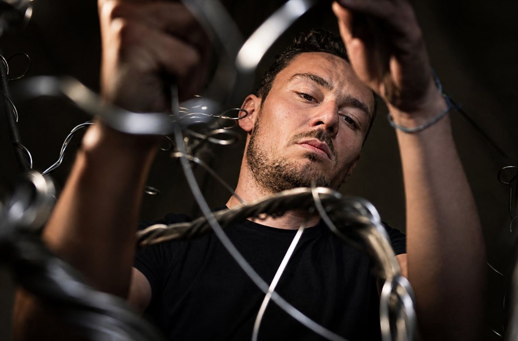 Florentin Lavigne devant « L’Arbre l’Éternel », sculpture en fil inox – vue 4