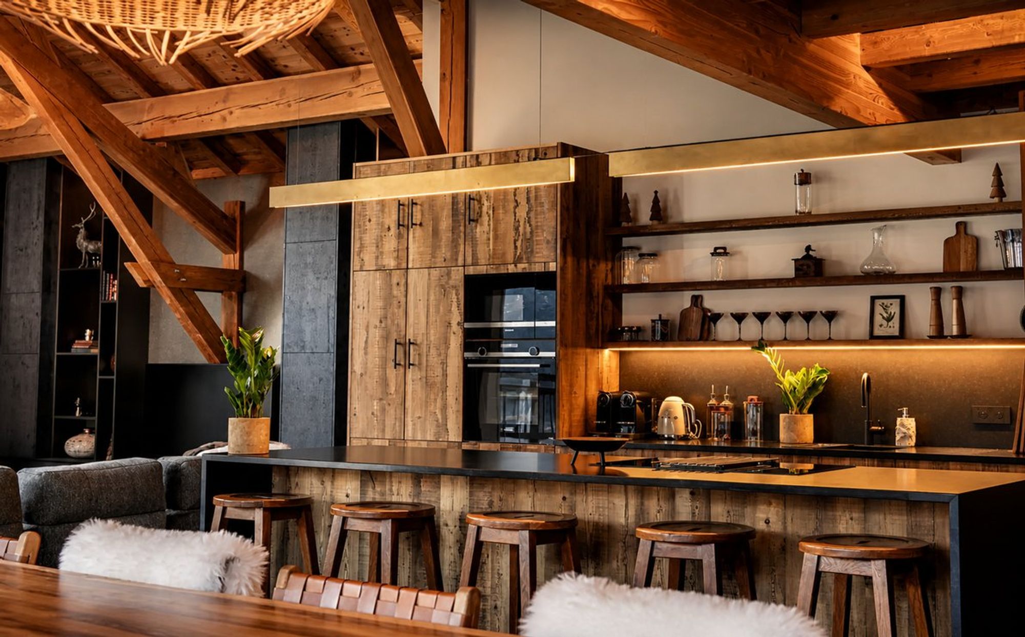 Cuisine en chêne et bois brûlé, Maison Daloze