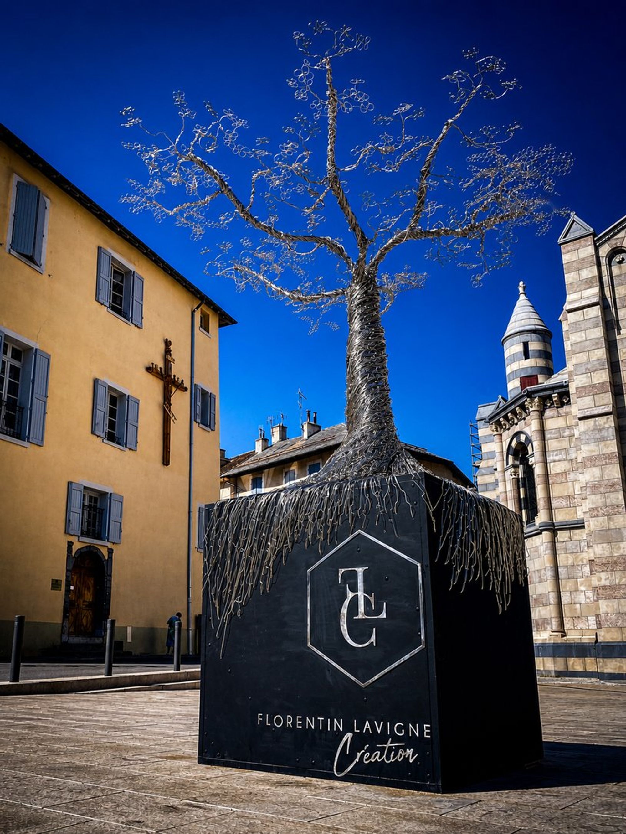 « L’Arbre l’Éternel », sculpture en fil inox, Gap – vue 2