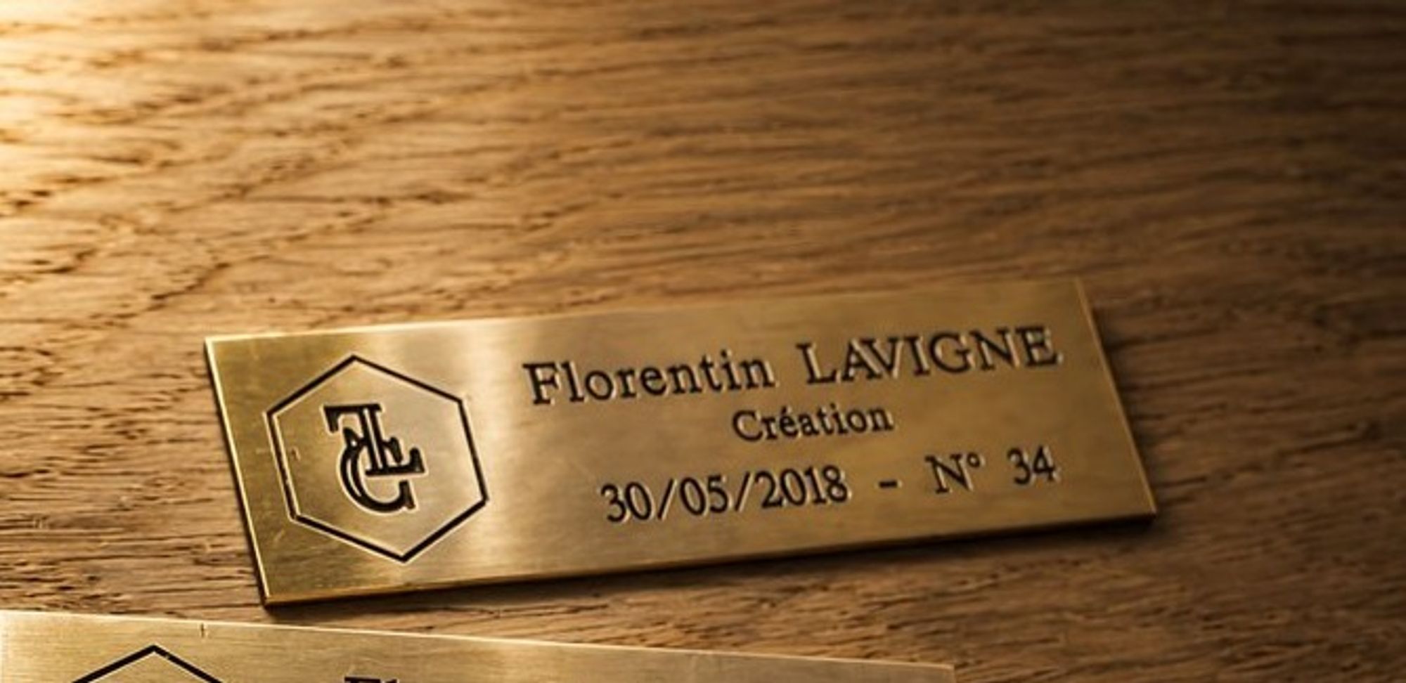 Plaque de laiton gravée, date et numéro de fabrication – détail 4