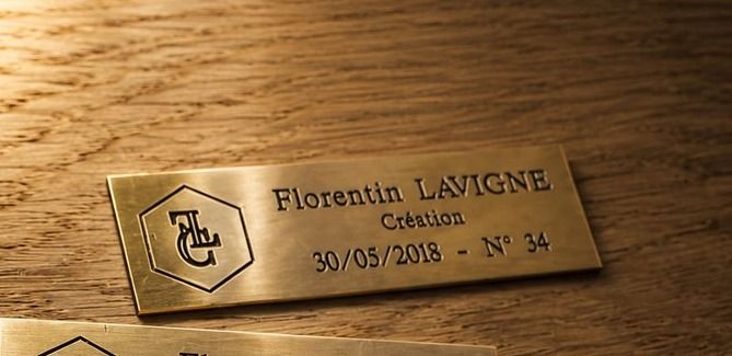 Plaque de laiton gravée, date et numéro de fabrication – détail 4