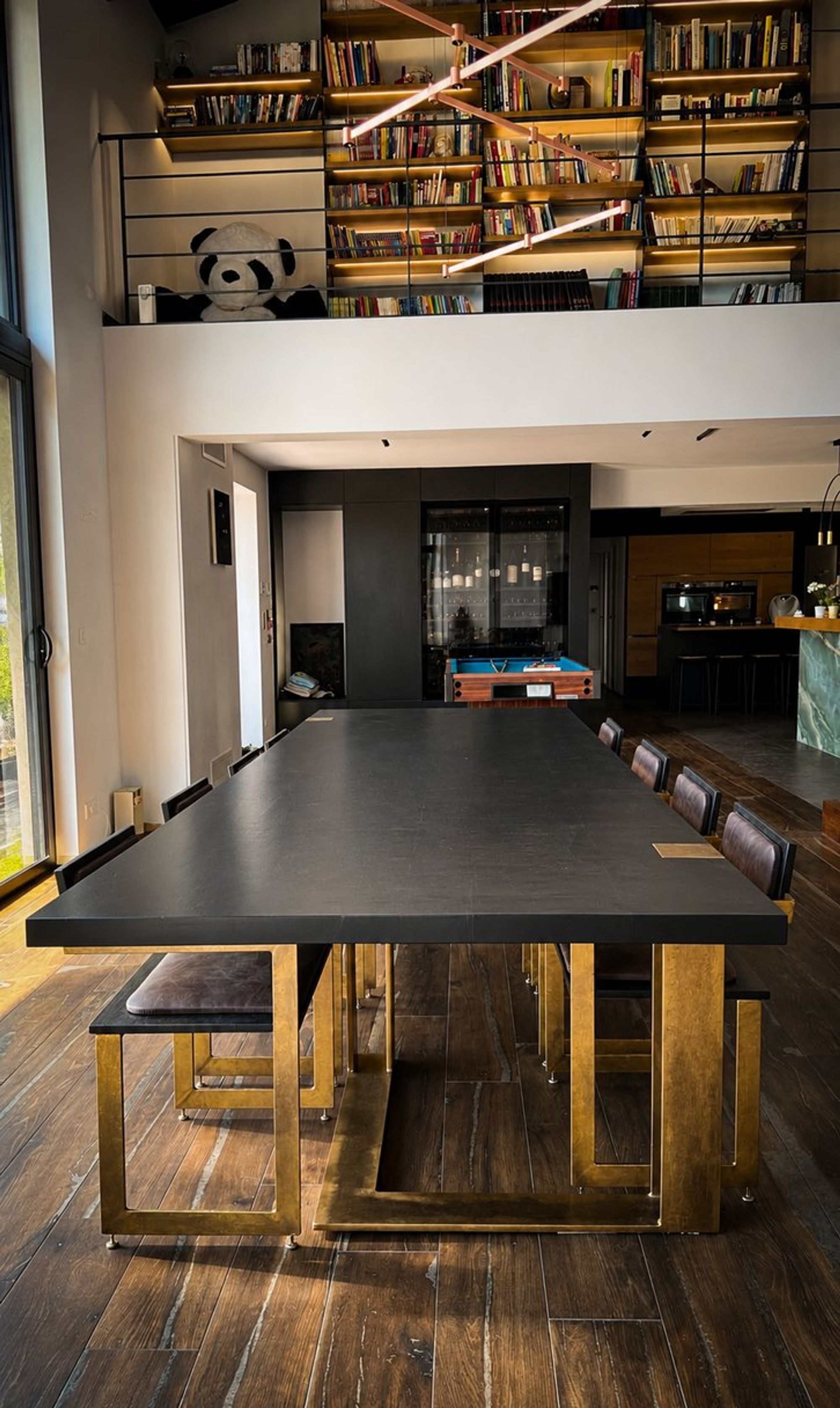 Table à manger, chêne noirci et laiton – vue 5