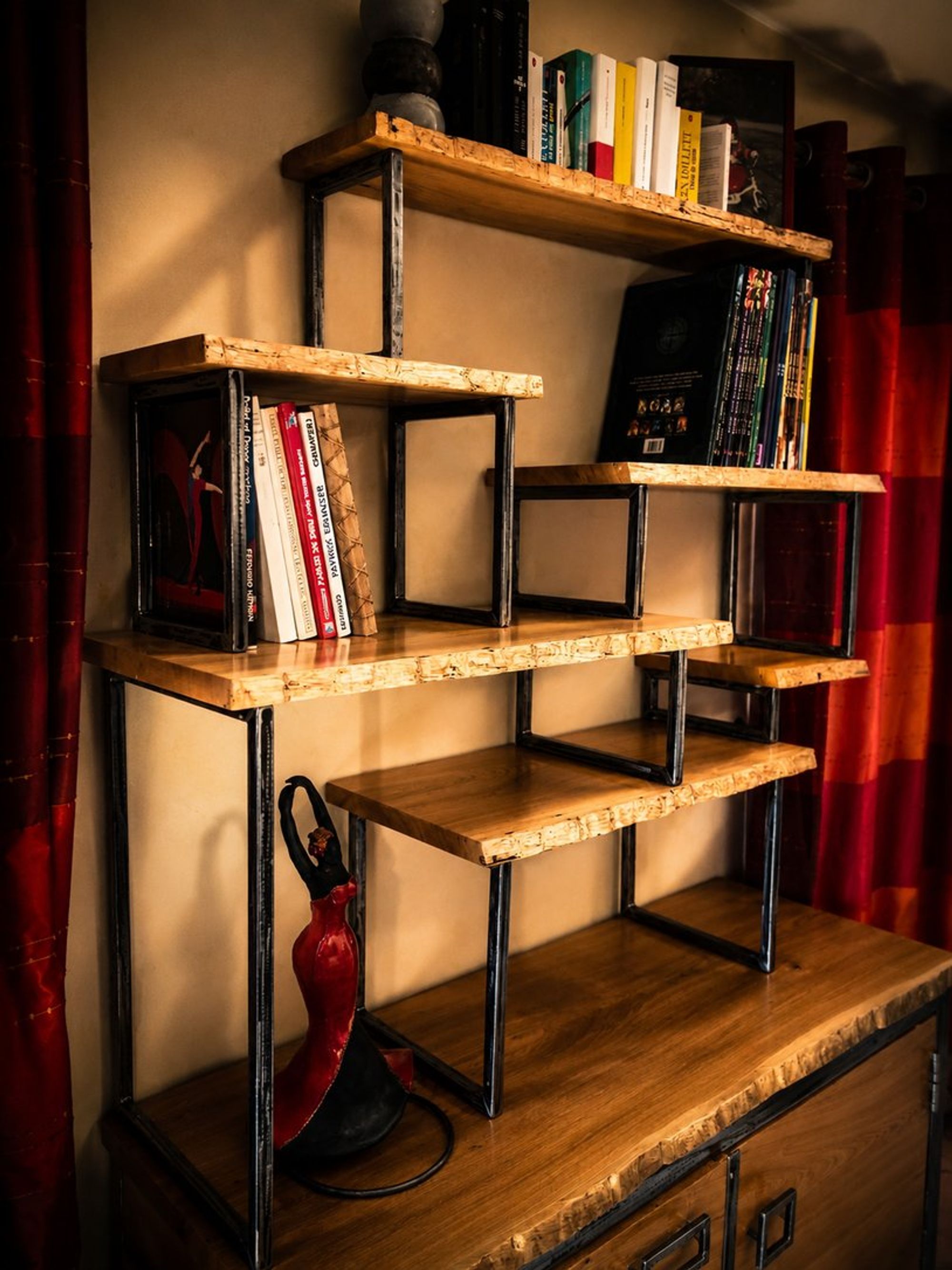 Bibliothèque suspendue, chêne et acier – vue 2