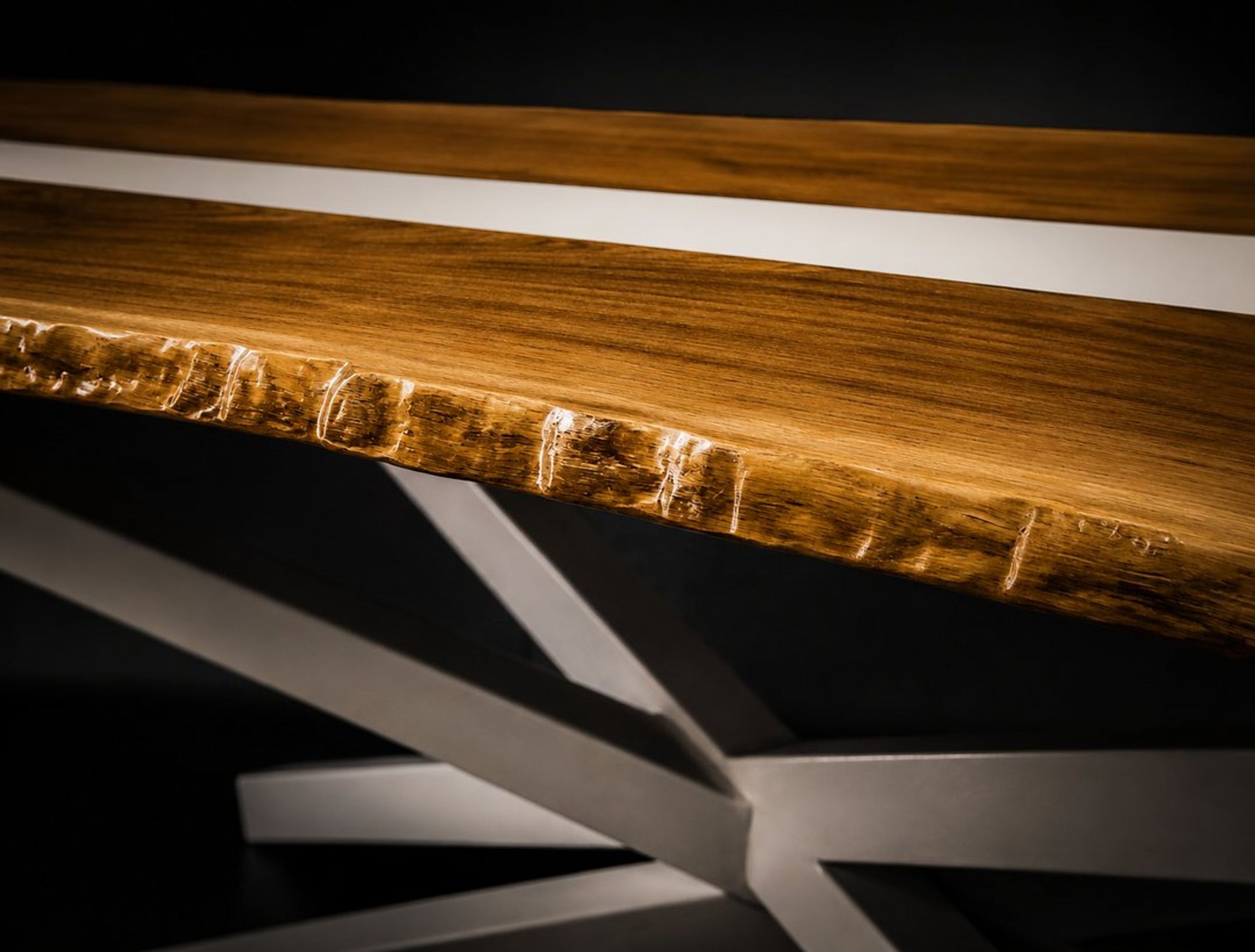 Table à manger, chêne teinté noir et laiton, détail