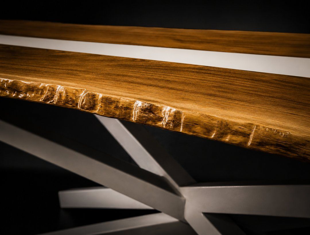 Table à manger, chêne teinté noir et laiton, détail