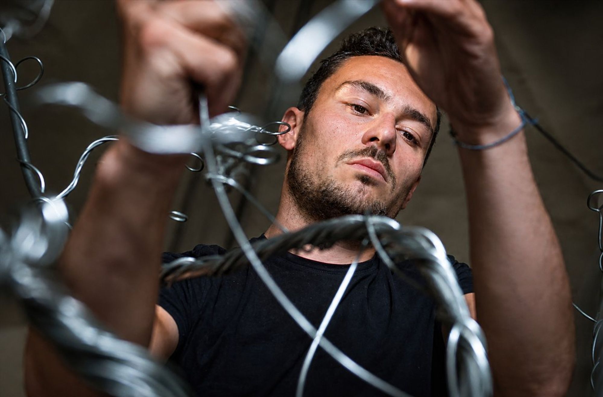 Florentin Lavigne devant « L’Arbre l’Éternel », sculpture en fil inox