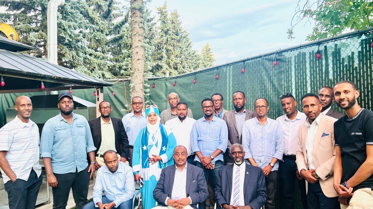 Koox weyn oo xubnaha bulshada ah oo sawir dibadda u galay geedo dhexdood intii lagu jiray Toddobaadka Hidaha Soomaalida.