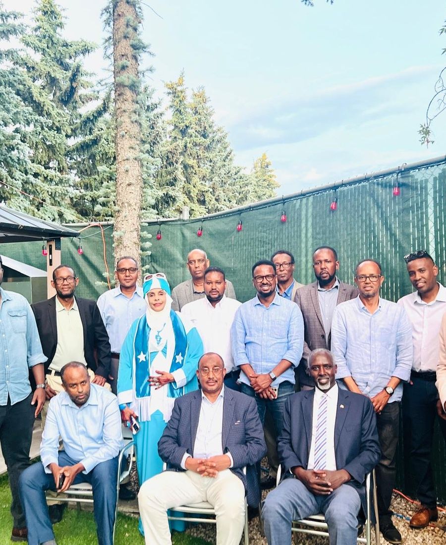Koox weyn oo xubnaha bulshada ah oo sawir dibadda u galay geedo dhexdood intii lagu jiray Toddobaadka Hidaha Soomaalida.