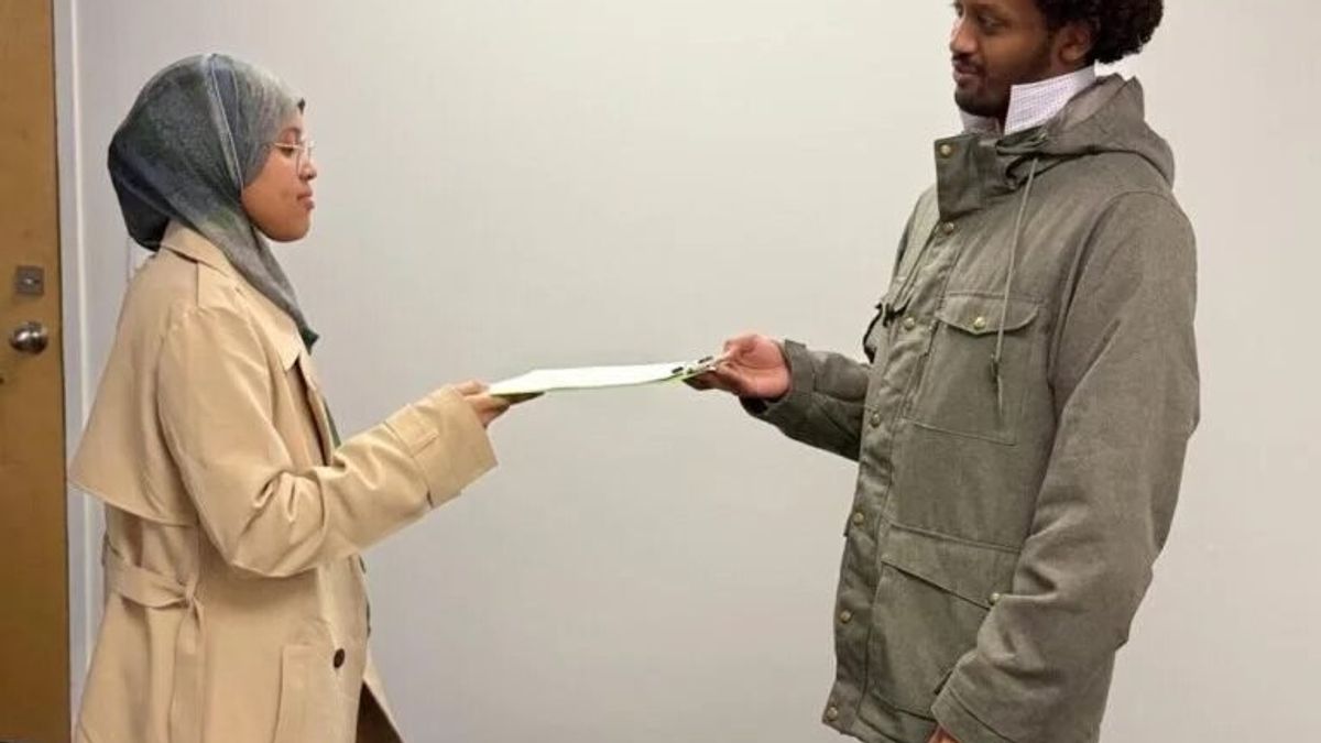 A SISSA settlement worker meeting with a newcomer family in Edmonton.