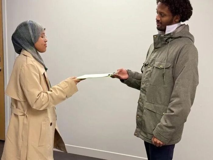 A SISSA settlement worker meeting with a newcomer family in Edmonton.
