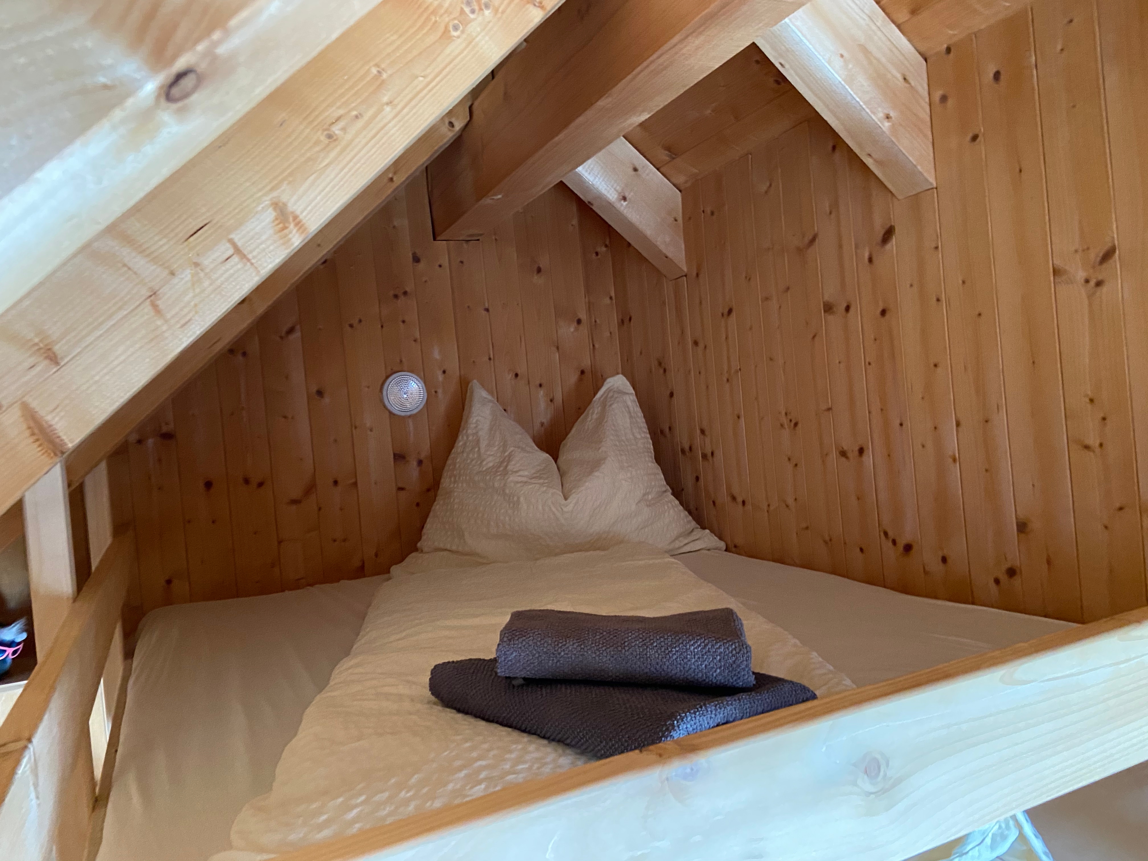 Hochbett im Schlafzimmer mit Murblick