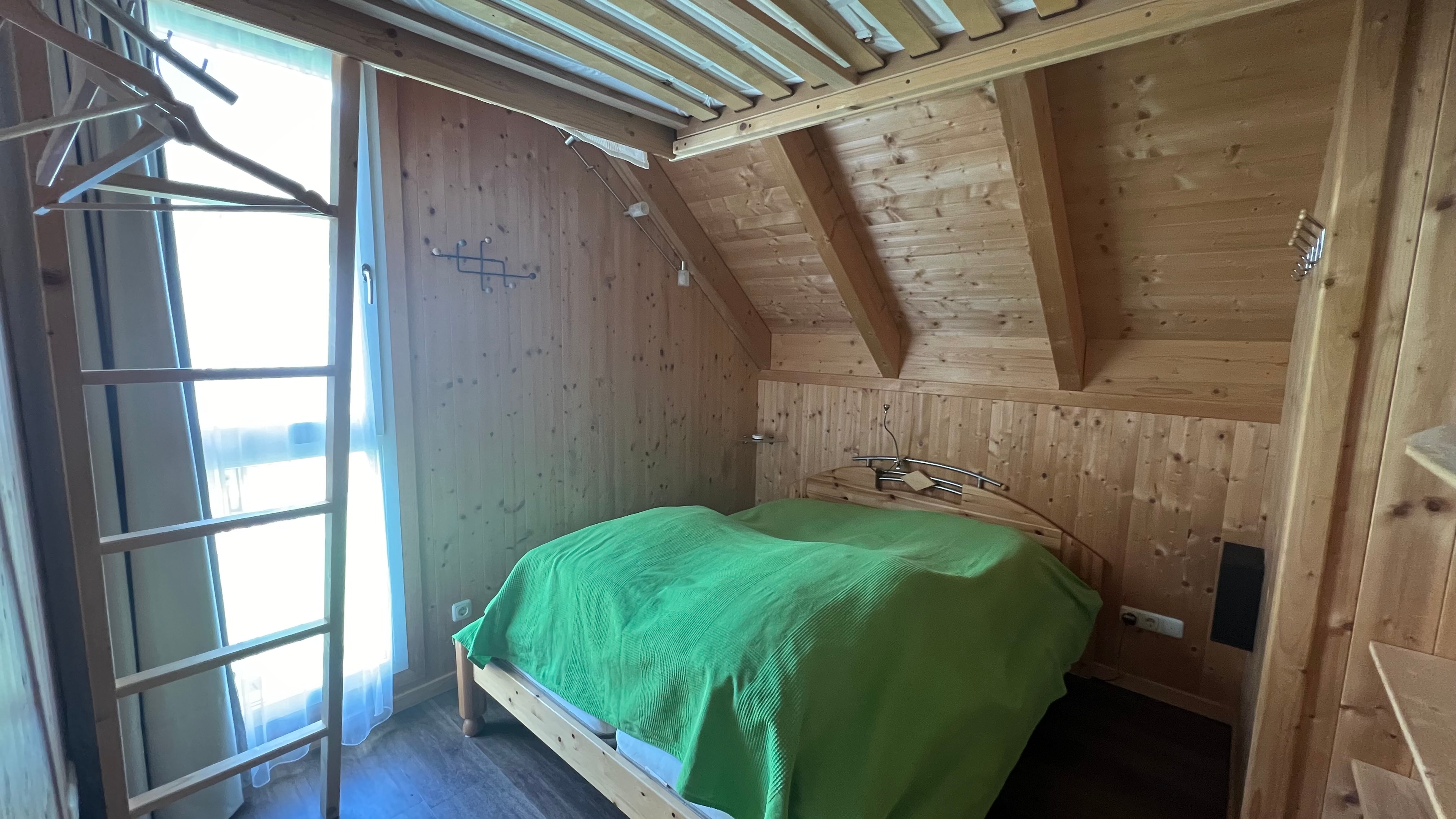 Schlafzimmer Murblick - Doppelbett, Leiter zum Hochbett, Garderobe und Regal