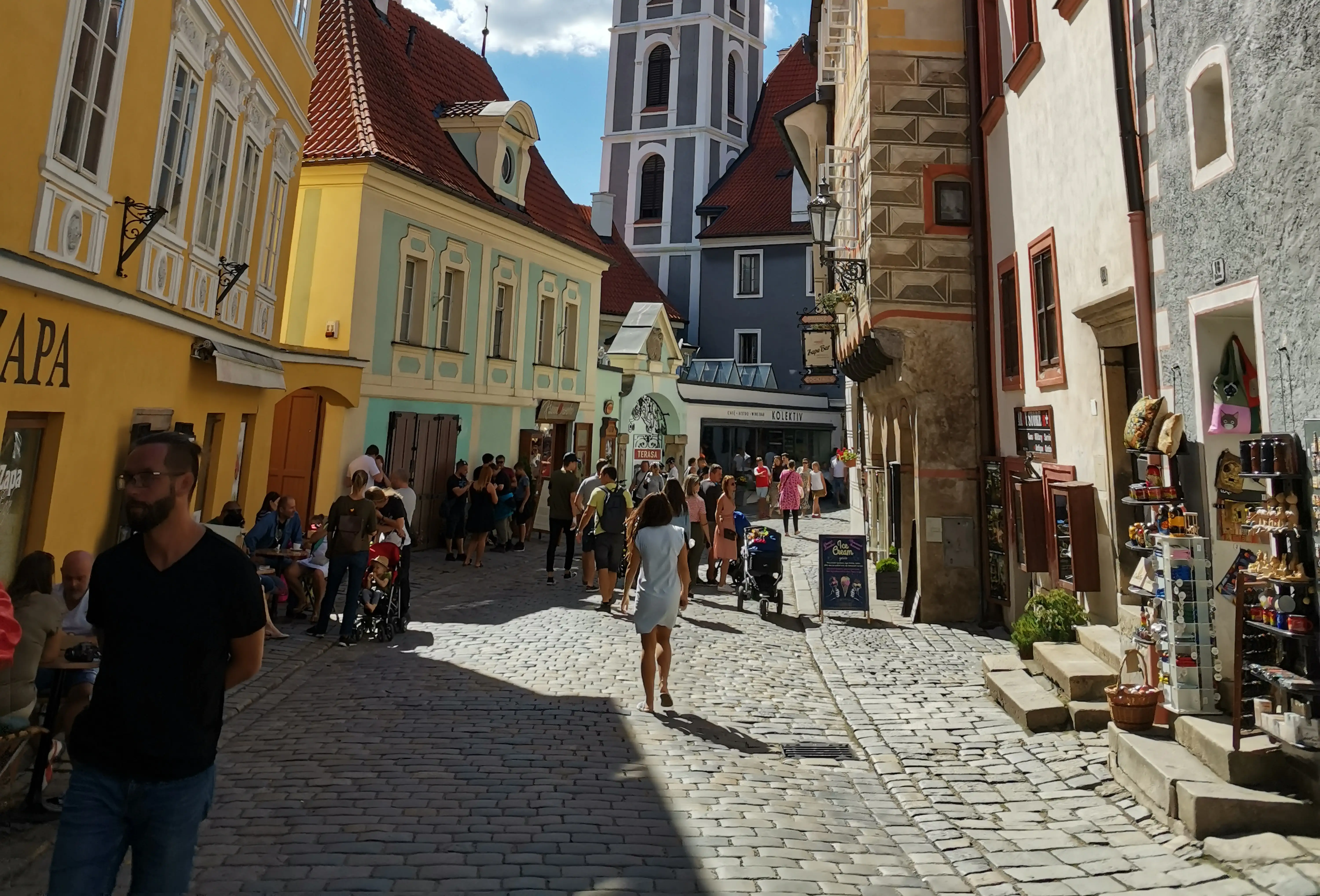 Český Krumlov láká turisty z celého světa.