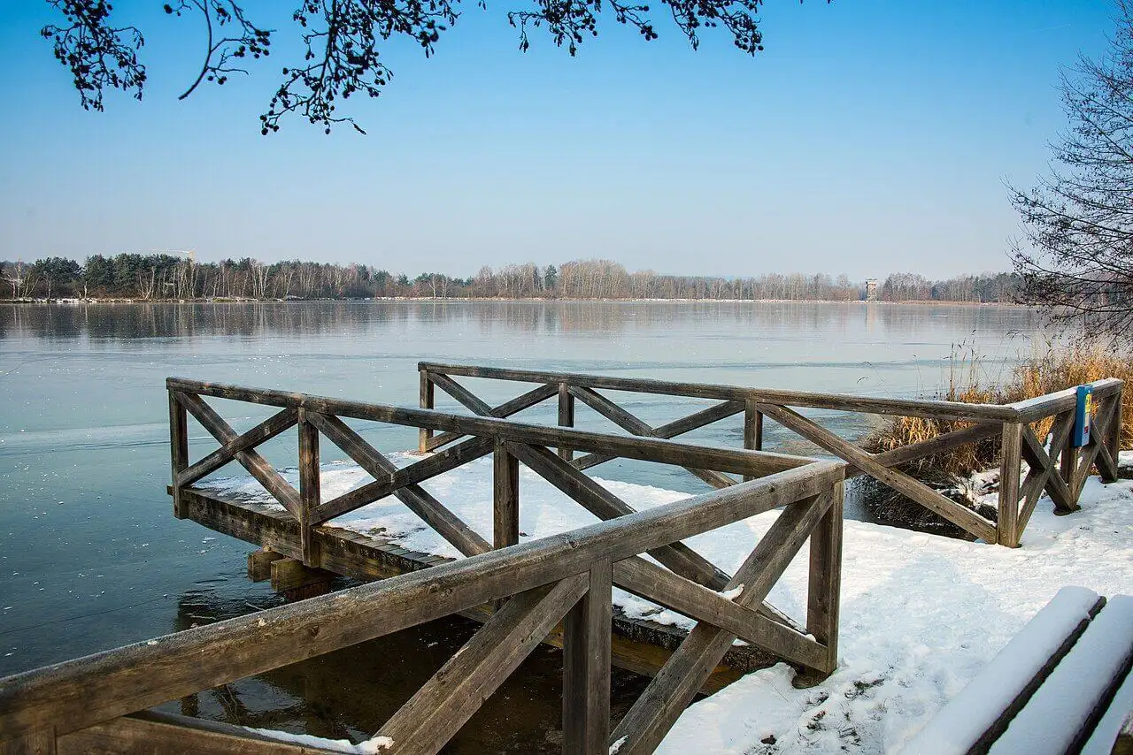 Jezero vzniklo zatopením lomu.