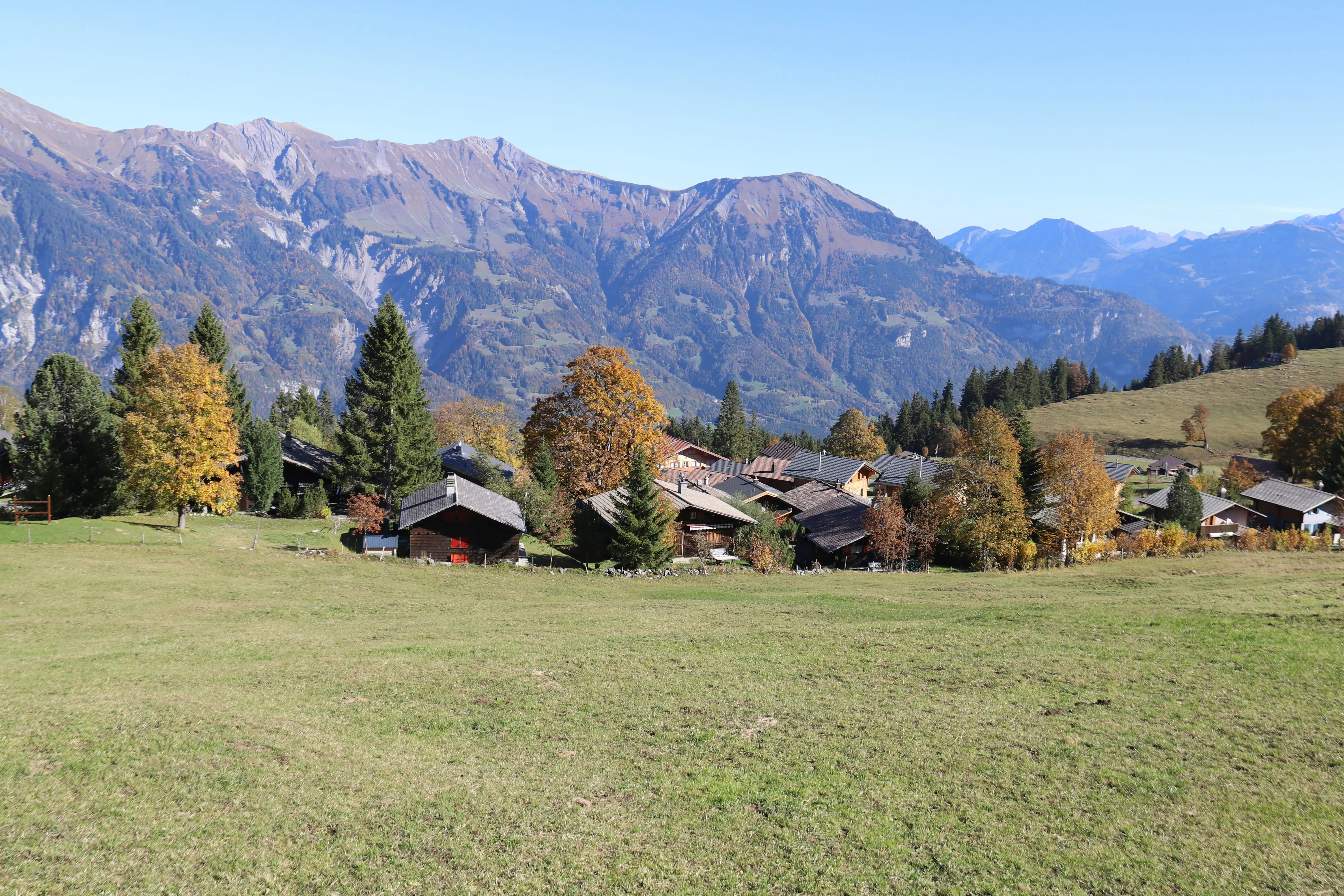 Pohled na vesnici nad kterou se tyčí hory