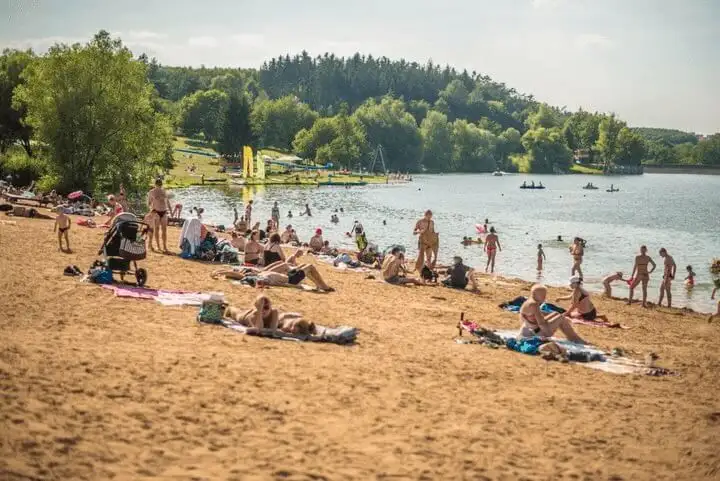 Hostivařská přehrada nabízí ideální místo pro letní radovánky.