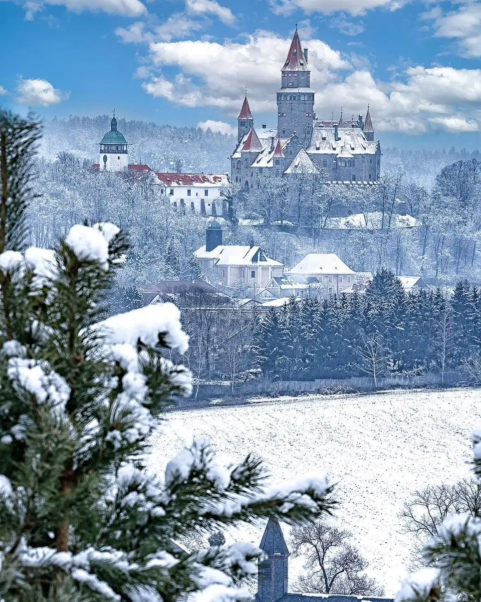 Hrad Bouzov v zimě.