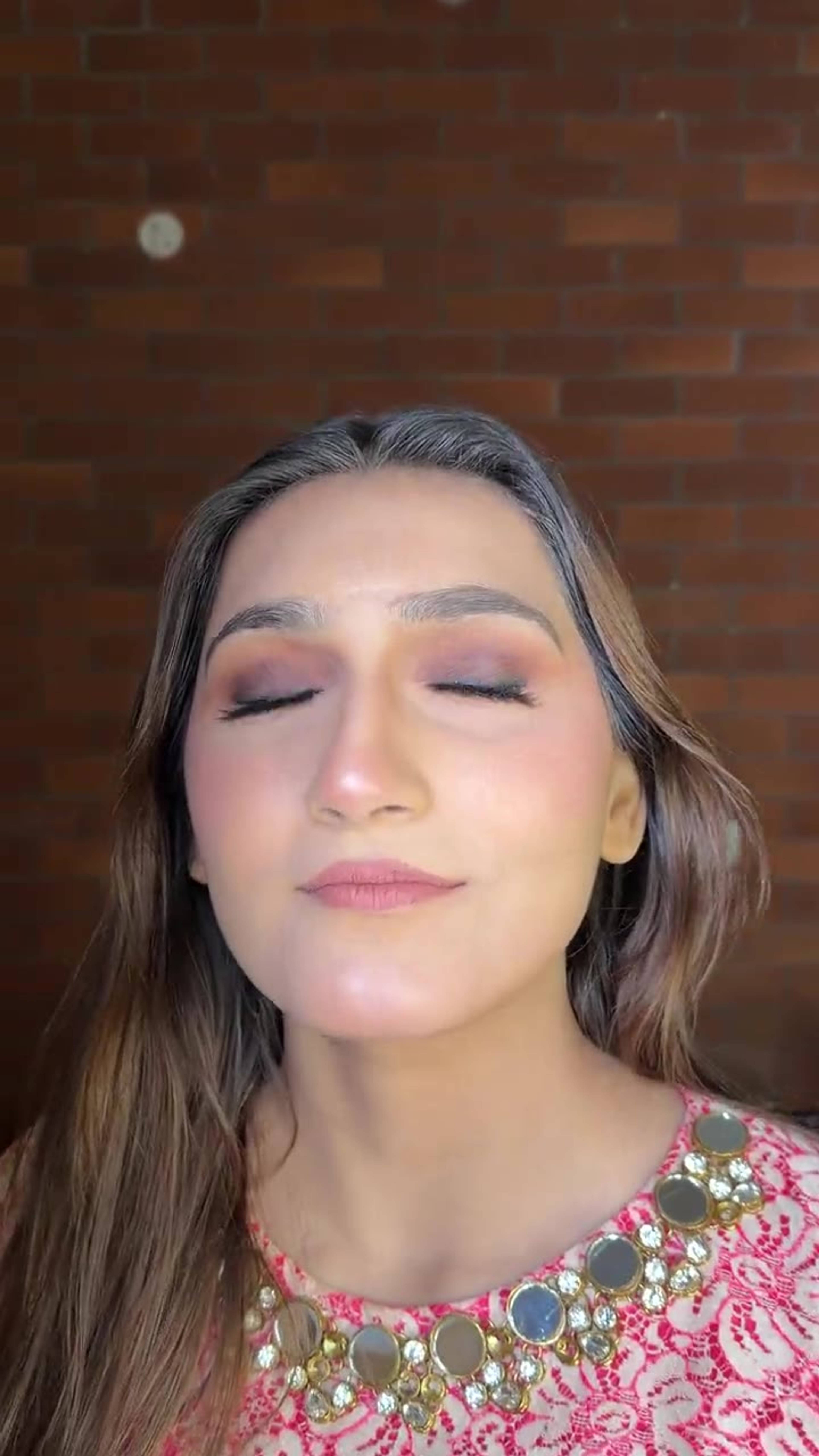 Video reel of a soft glam makeup look with mauve eyes and glowing skin, by Priya Maleri