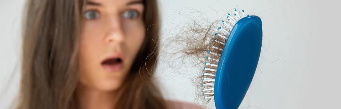 Queda de cabelo sazonal: causas, duração e conselhos de especialistas para cuidar do cabelo