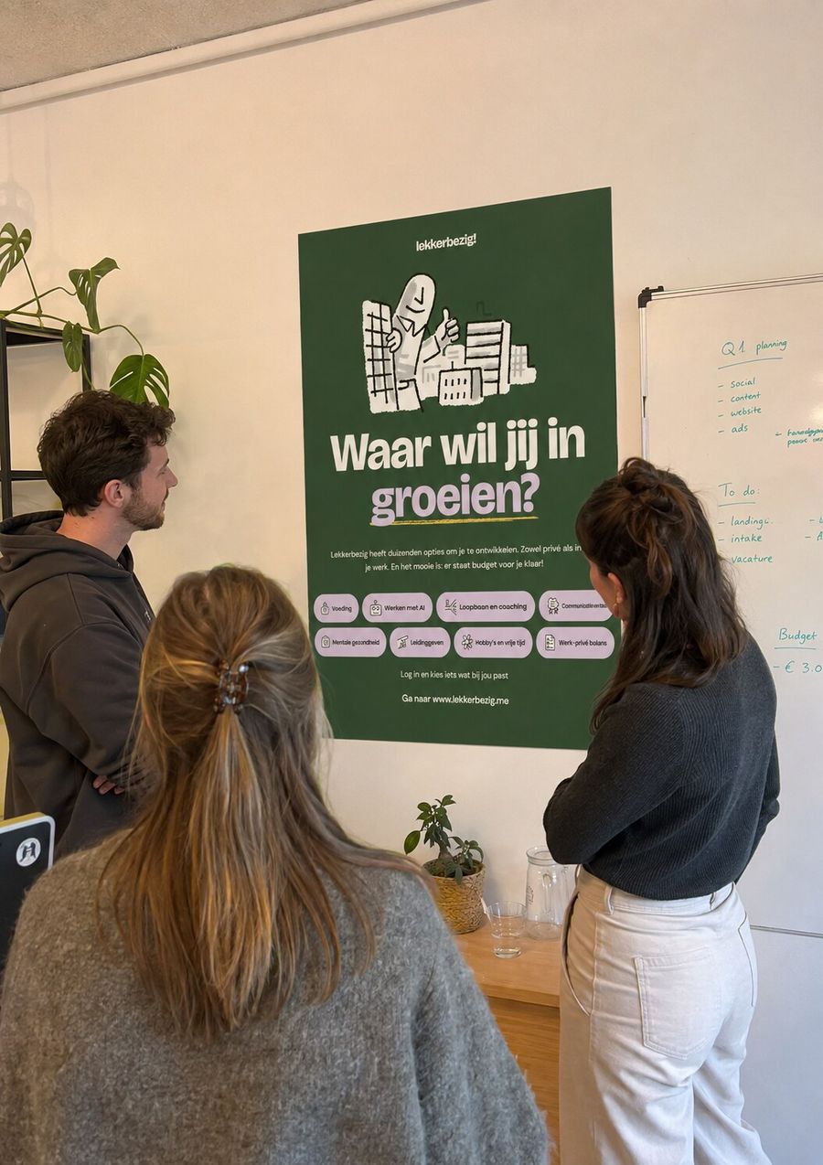 Collega's bij de poster 'Waar wil jij in groeien?'