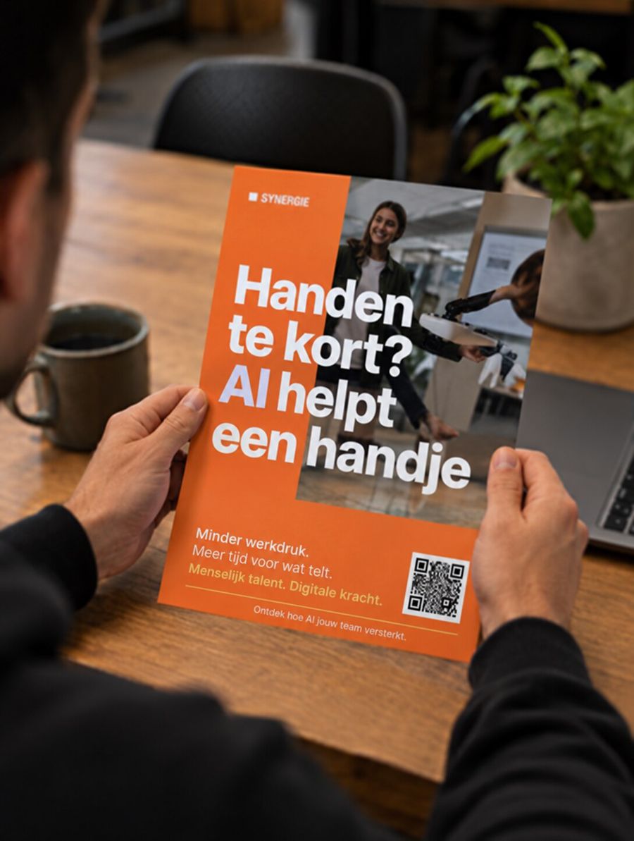 Flyer 'Handen te kort? AI helpt een handje' in een hand