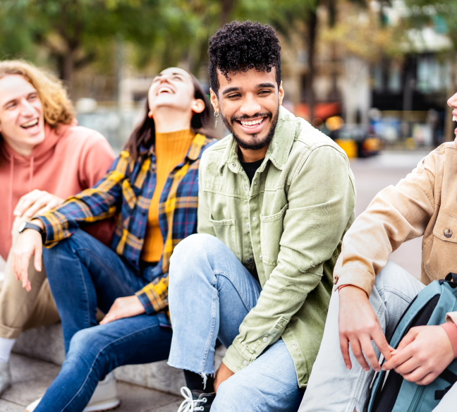 Collega's lachen samen op een trap