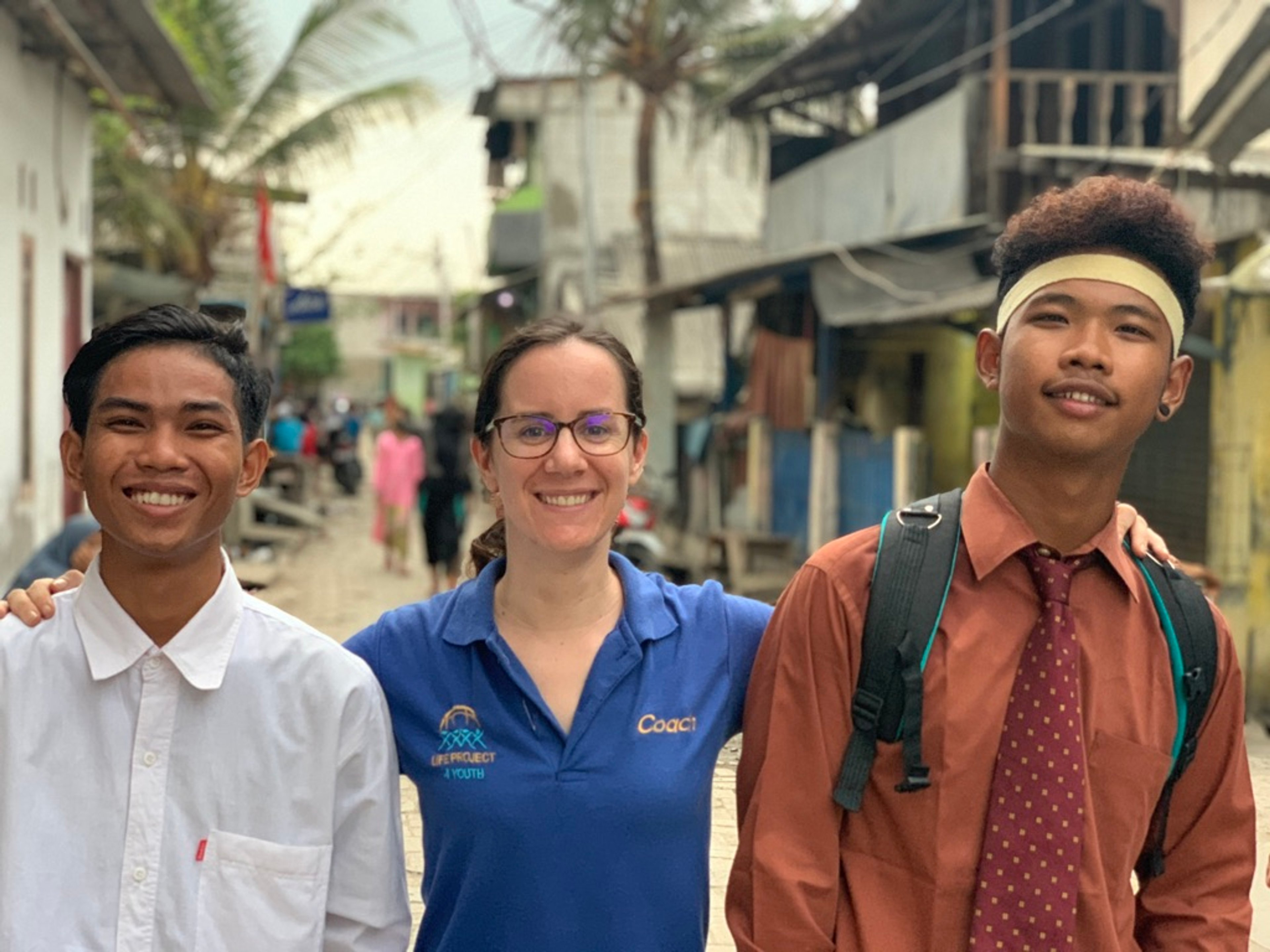 Sarah accompagnée de Ramdani Akbar et Taufan Alamsyah, des jeunes du programme LP4Y - © Romain Mailliu