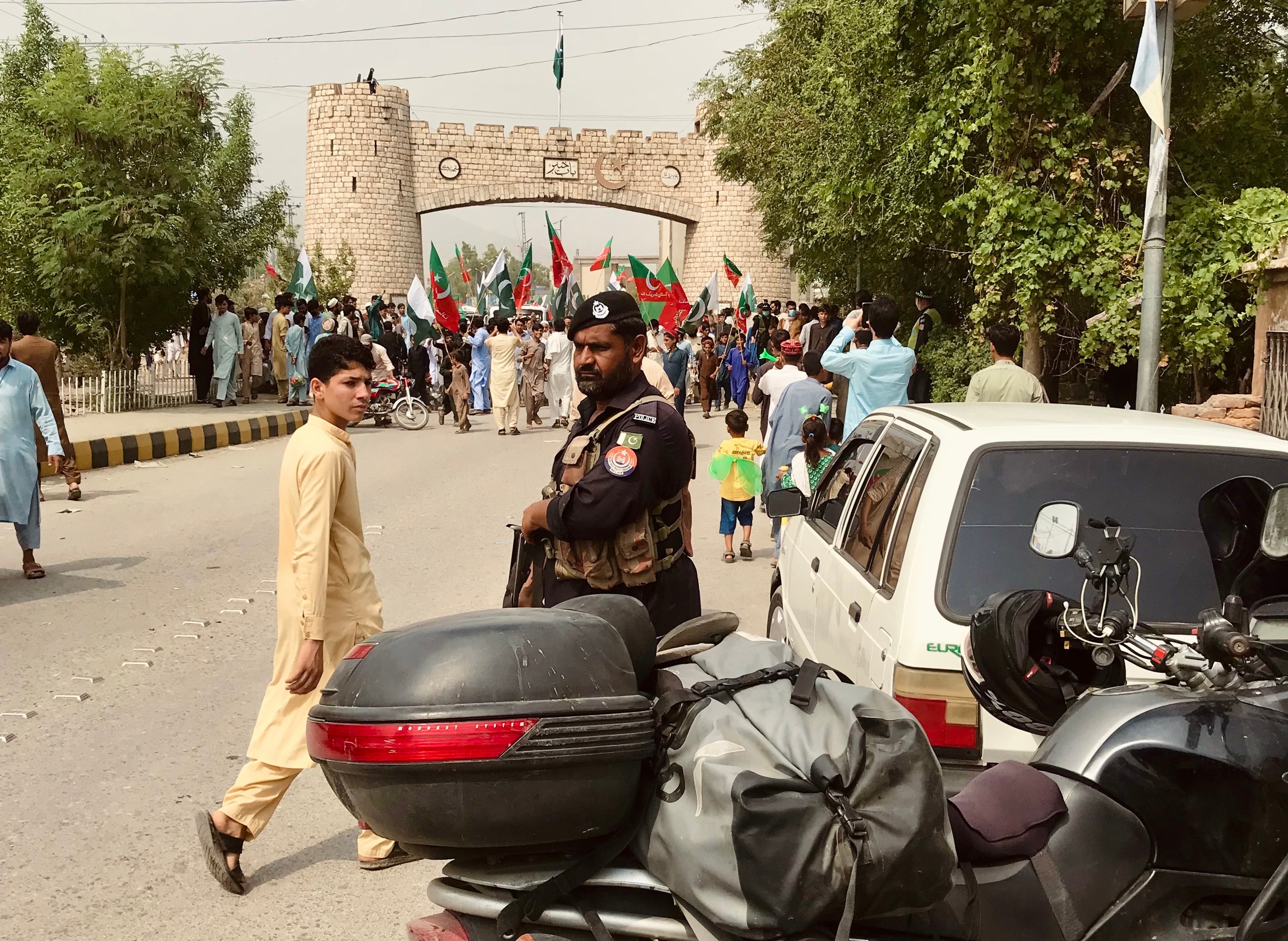 Le Bab-e-Khyber, qui marque l’entrée de la passe de Khyber, bloqué par des manifestations aux couleurs du Pakistan et du PTI