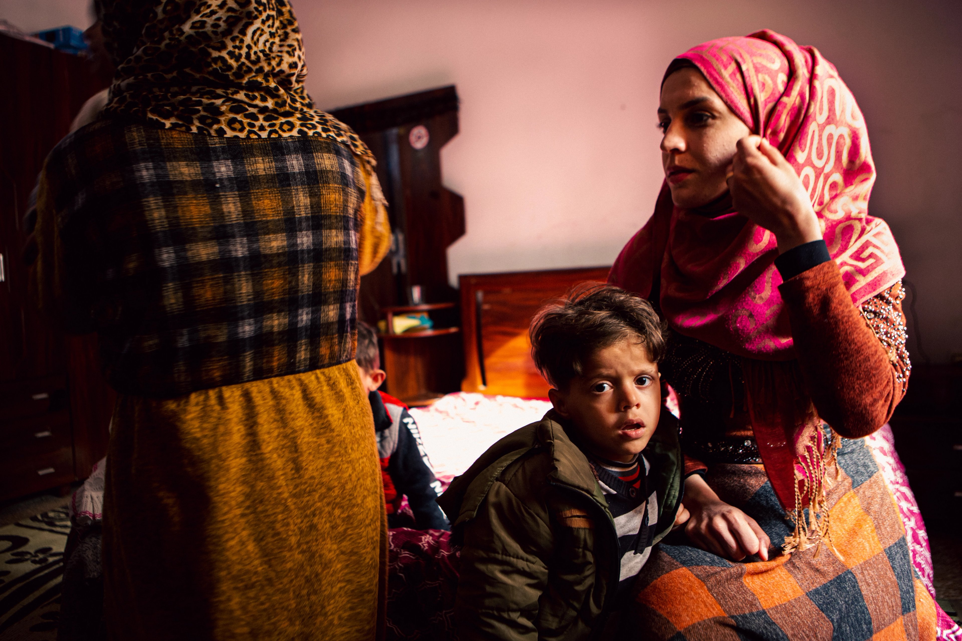 Une famille Syrienne à Beyrouth, Ghada 31 ans, Sammer 4 ans, Abeer 23 ans - Photographie : Gwenvaël Bigi (2023)
