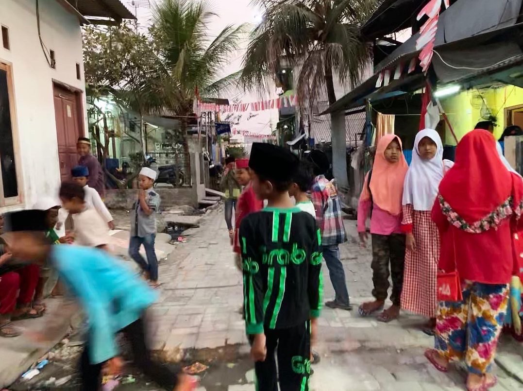 Enfant marchant dans la rue du bidonville