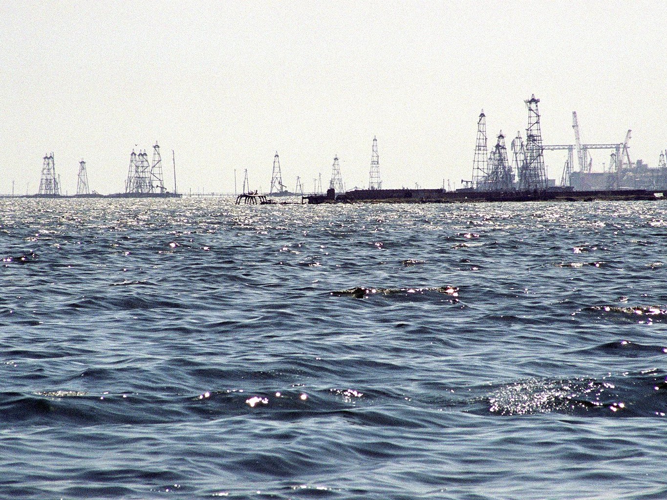 Les champs de pétrole de Neft Daşları : première exploitation offshore de l’histoire (photo Wikimedia)