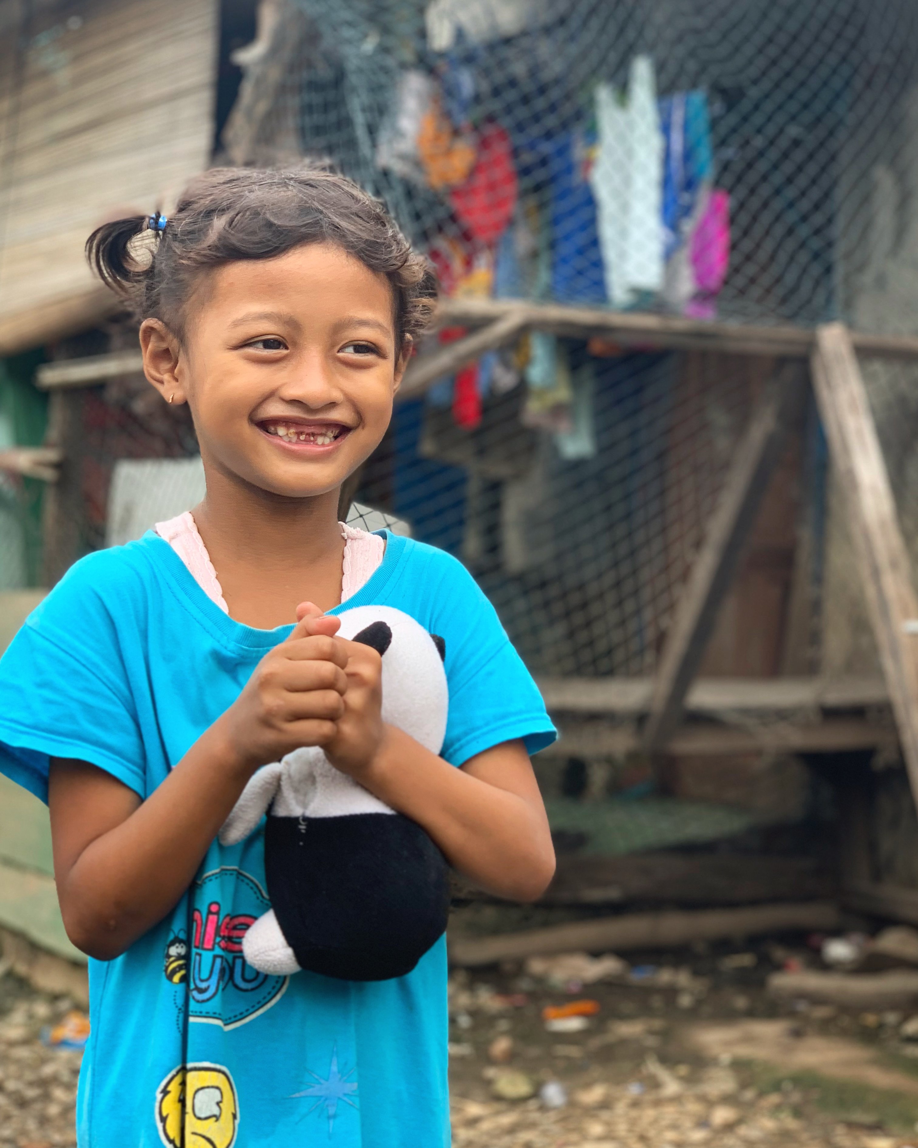 Petite fille résidante à Kampung Sawah (Avril 2020) - © Romain Mailliu