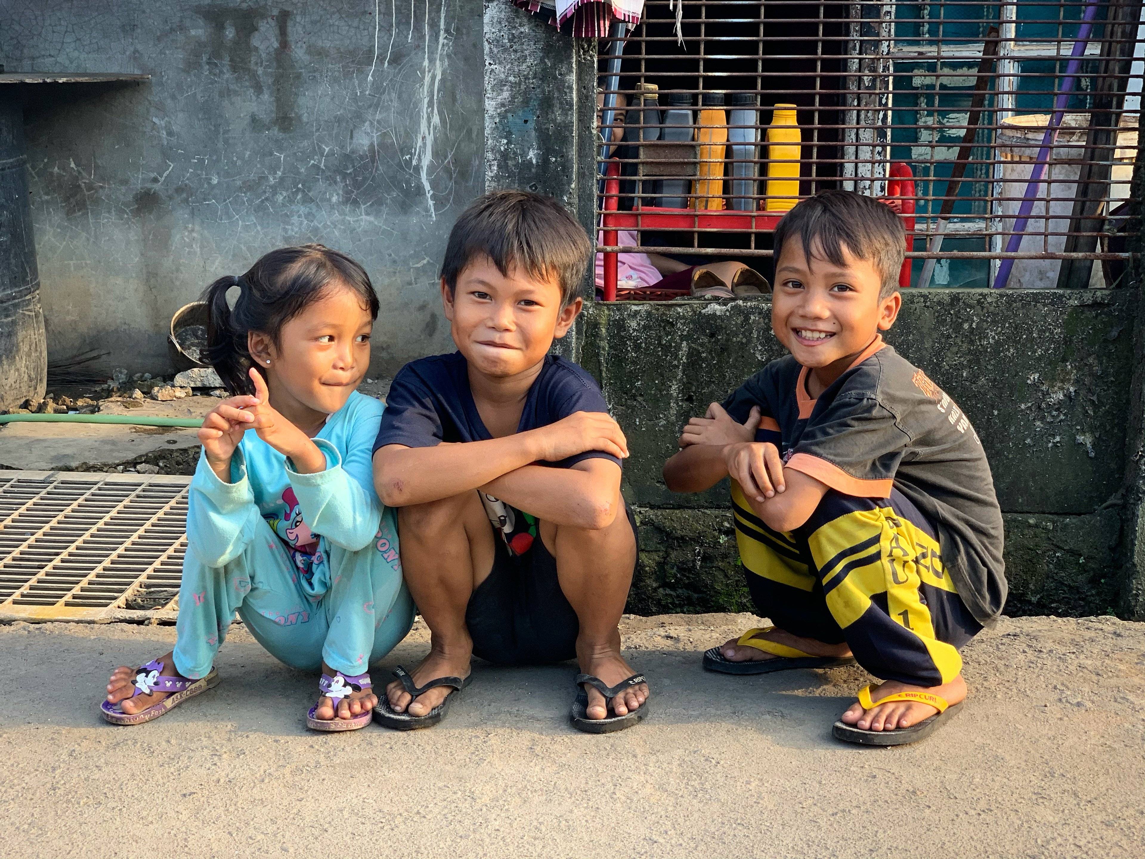 Enfants dans les rues de Kampung Sawah (mars 2020) - © Romain Mailliu
