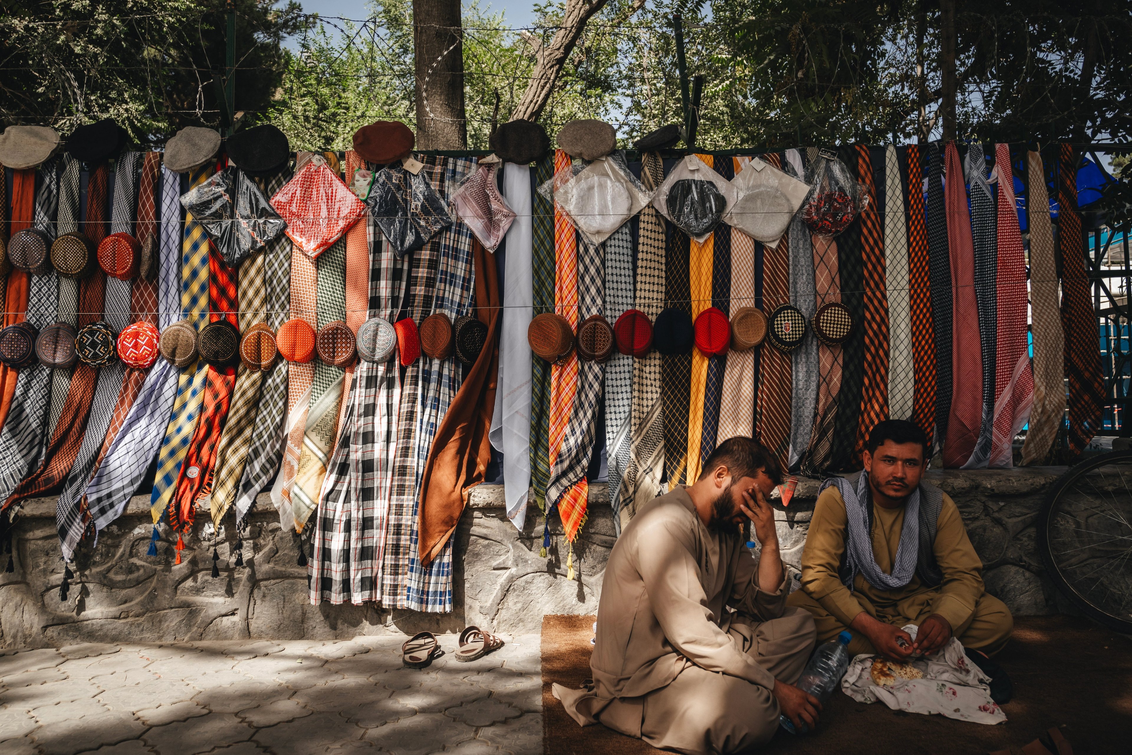 Les vendeurs de foulards de Shahr-e Naw partagent un nân