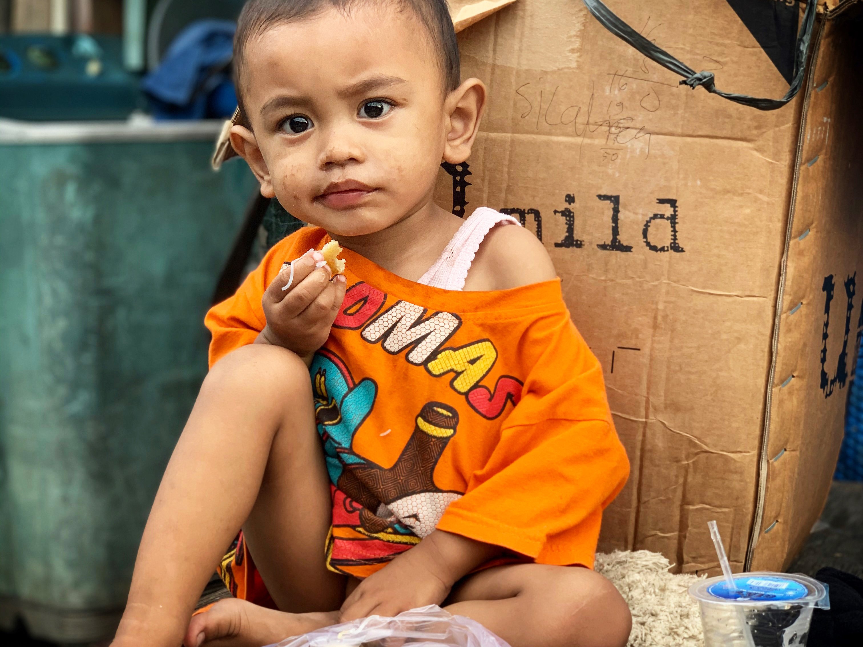 Enfant dans les rues de Kampung Sawah (mars 2020) - © Romain Mailliu