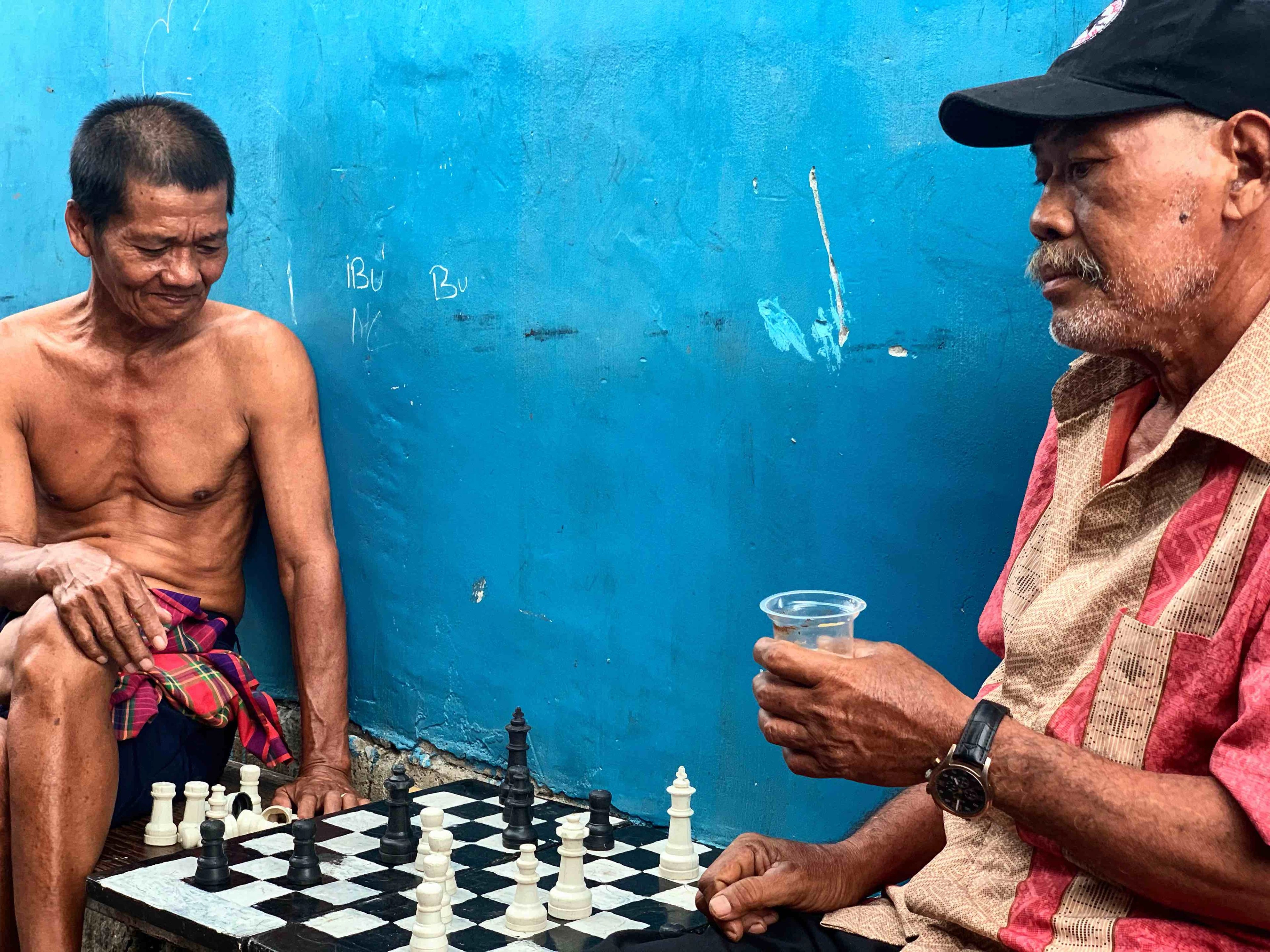 Joueurs d'échec sur fond bleu