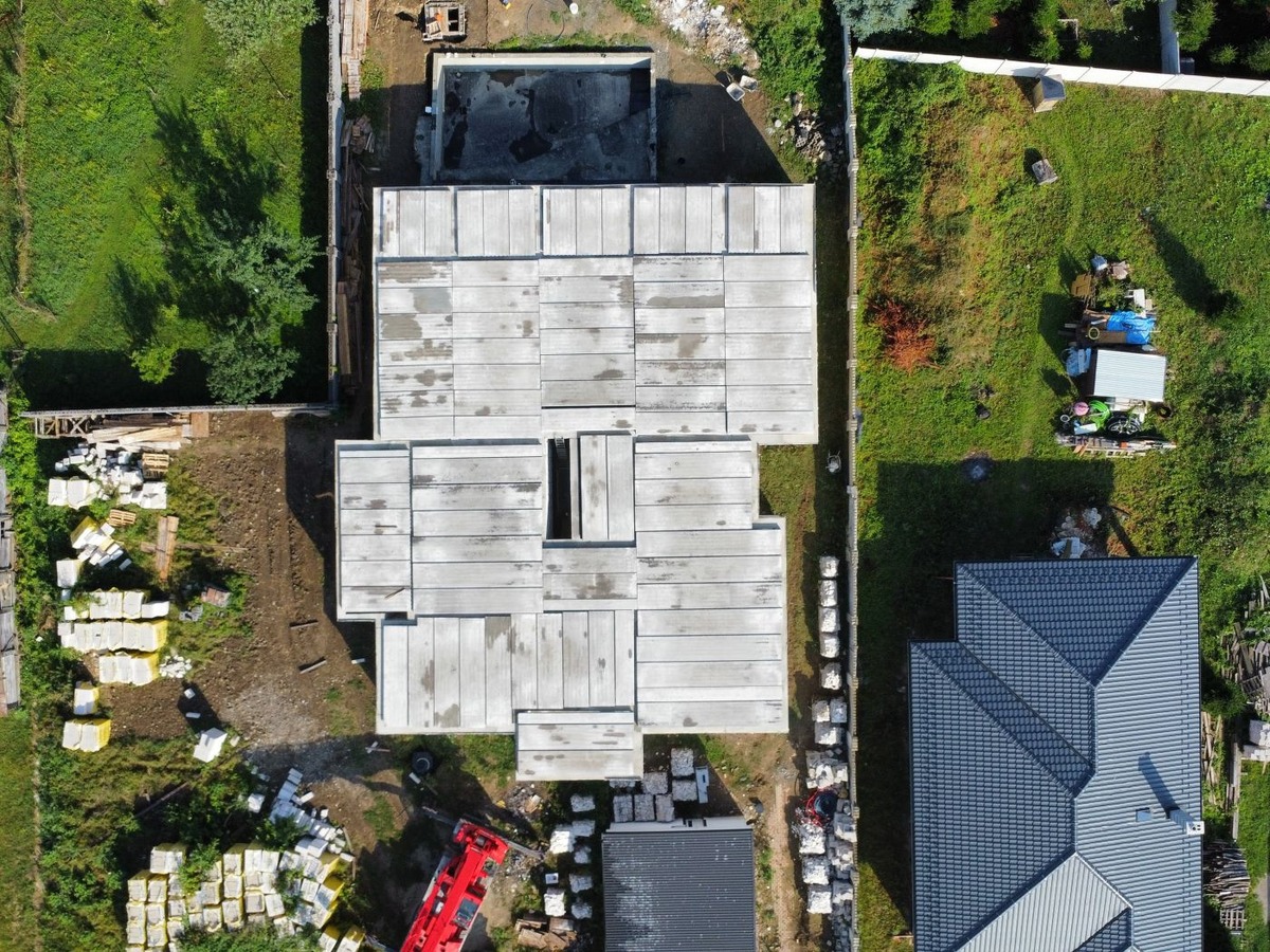 Monolitická deka alebo predpäté panely? Veľké porovnanie ceny a času (2026)