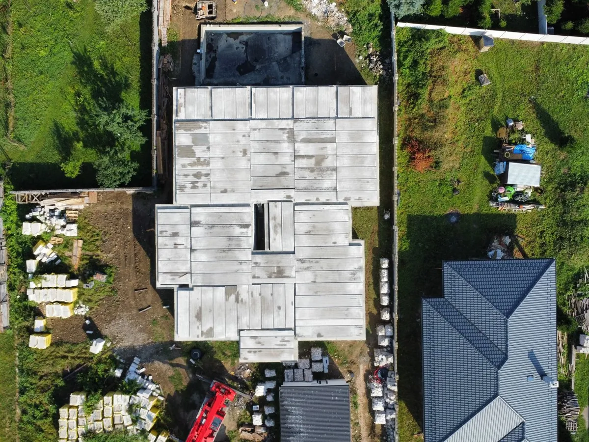 Monolitická deka alebo predpäté panely? Veľké porovnanie ceny a času (2026)