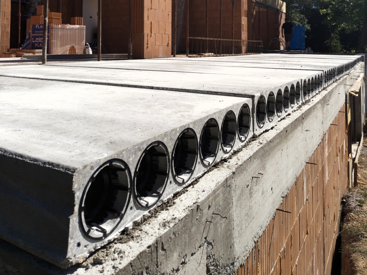 Betónový strop a jeho skutočná cena: Za čo reálne platíte pri hrubej stavbe?