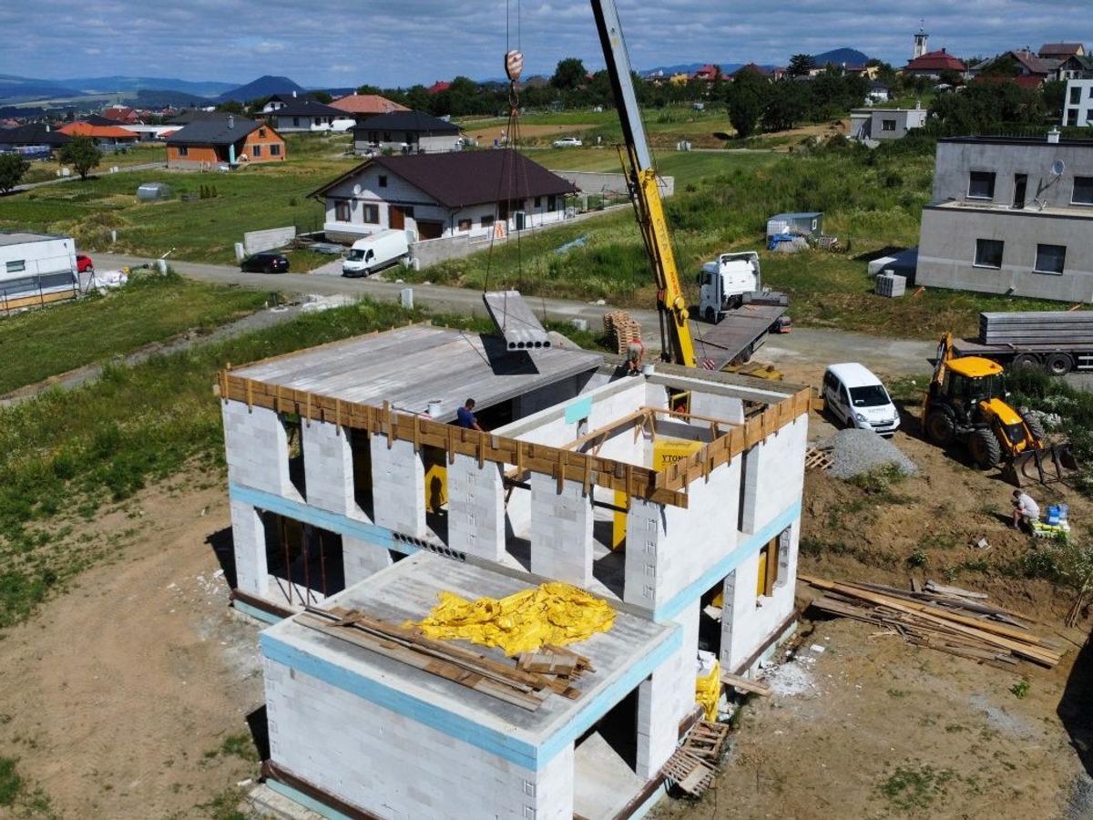 Montáž stropu za 4 hodiny? Pozrite sa, ako to prebieha (Krok za krokom)