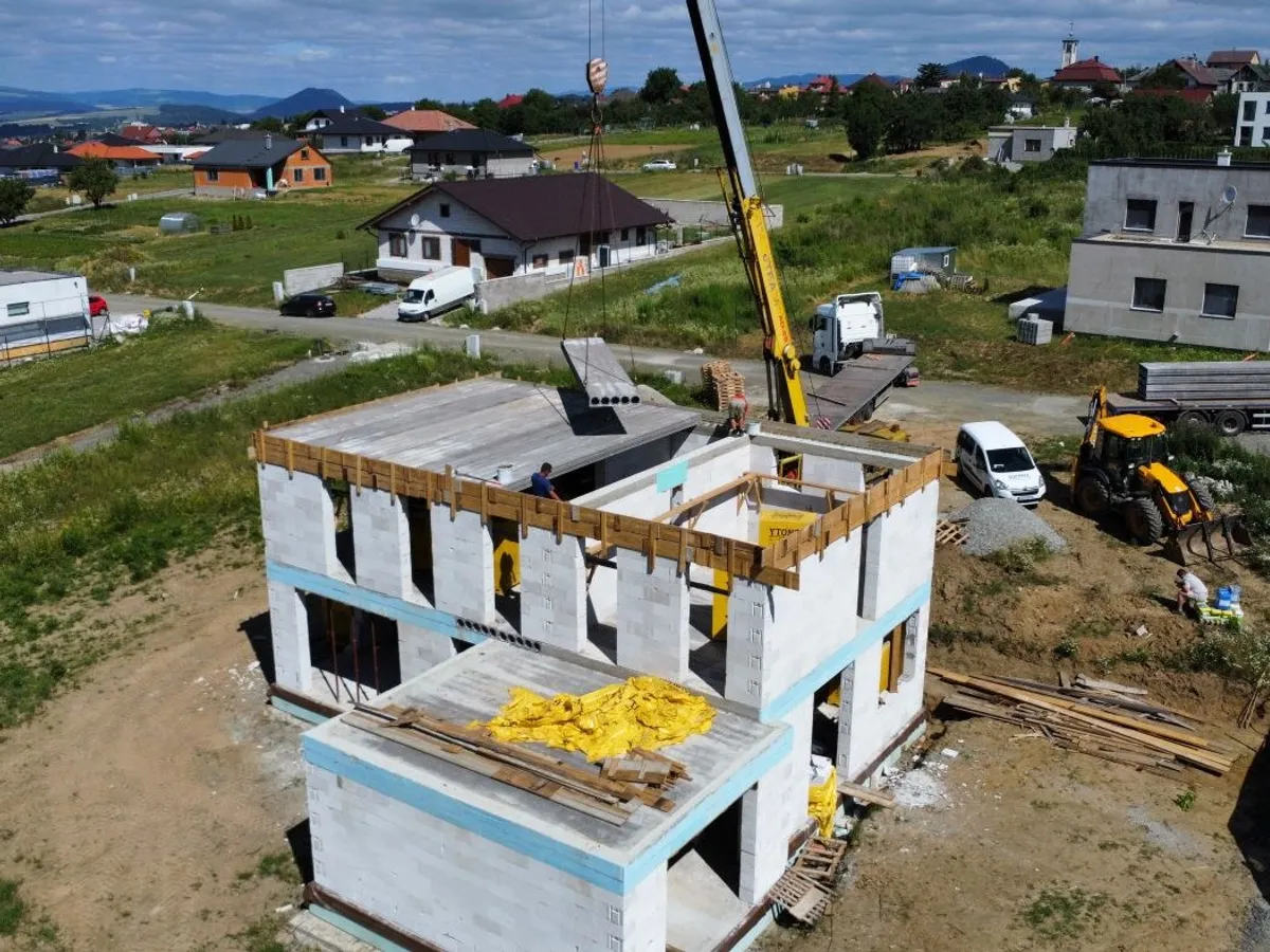 Montáž stropu za 4 hodiny? Pozrite sa, ako to prebieha (Krok za krokom)