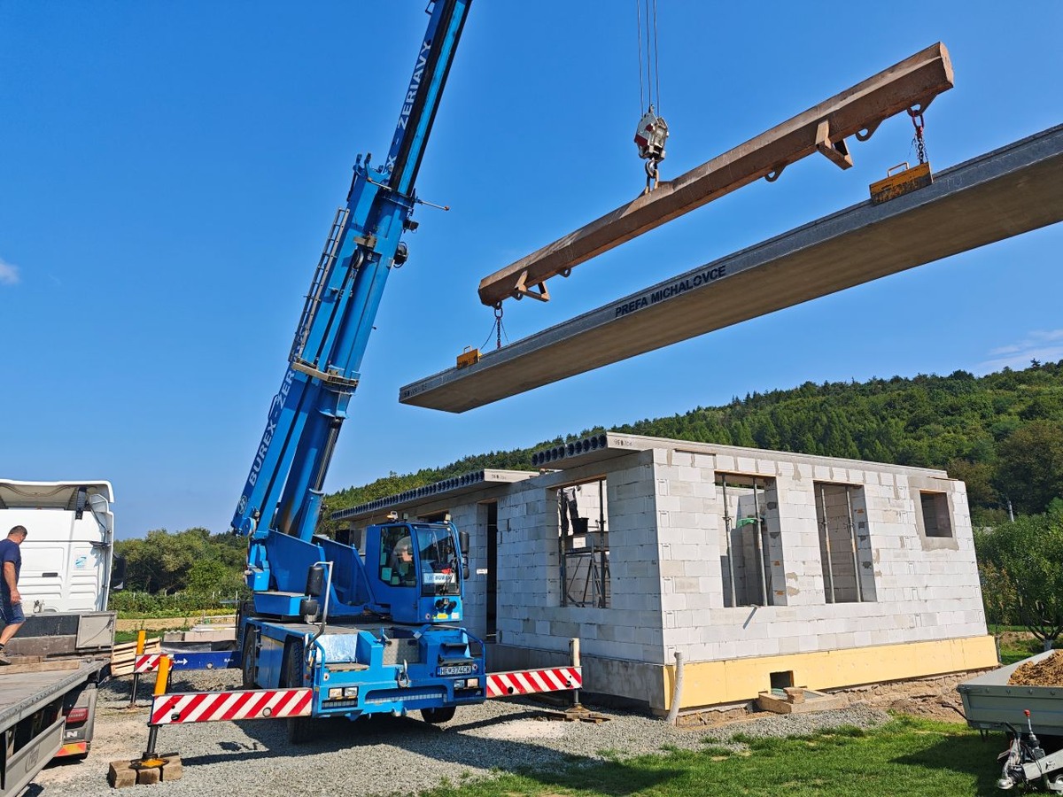 Montáž predpätých stropných panelov