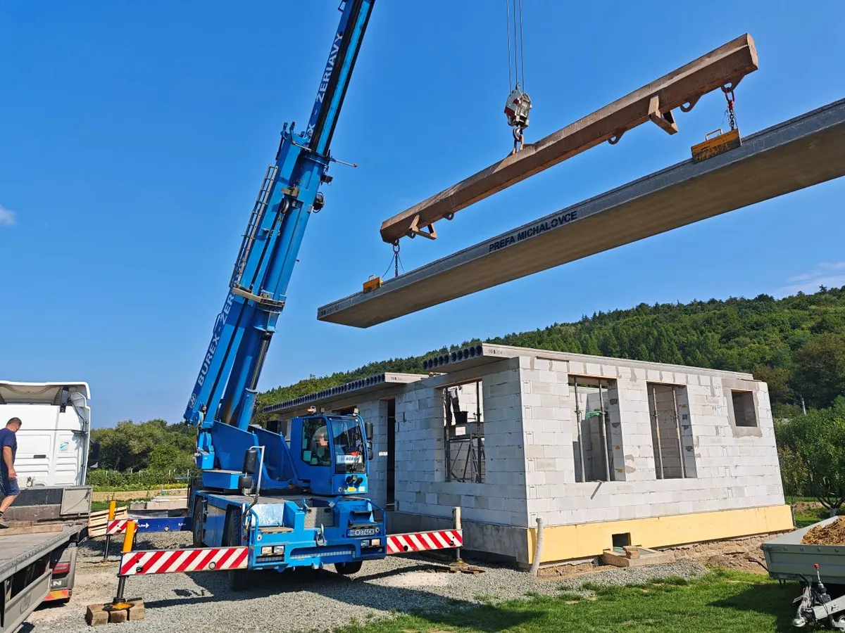 Montáž predpätých stropných panelov