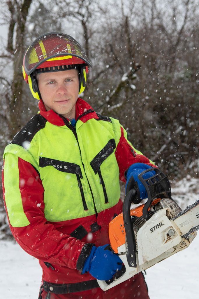 Portrettbilde av Håkon Moldeklev som holder en motorsag
