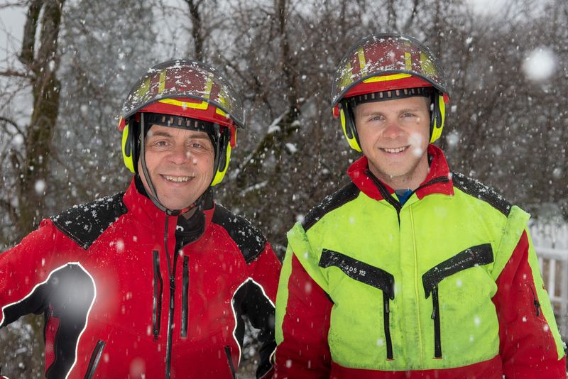 Bilde av Per-Atle Moldeklev og Håkon Moldeklev som smiler mot kamera i arbeidsutstyr