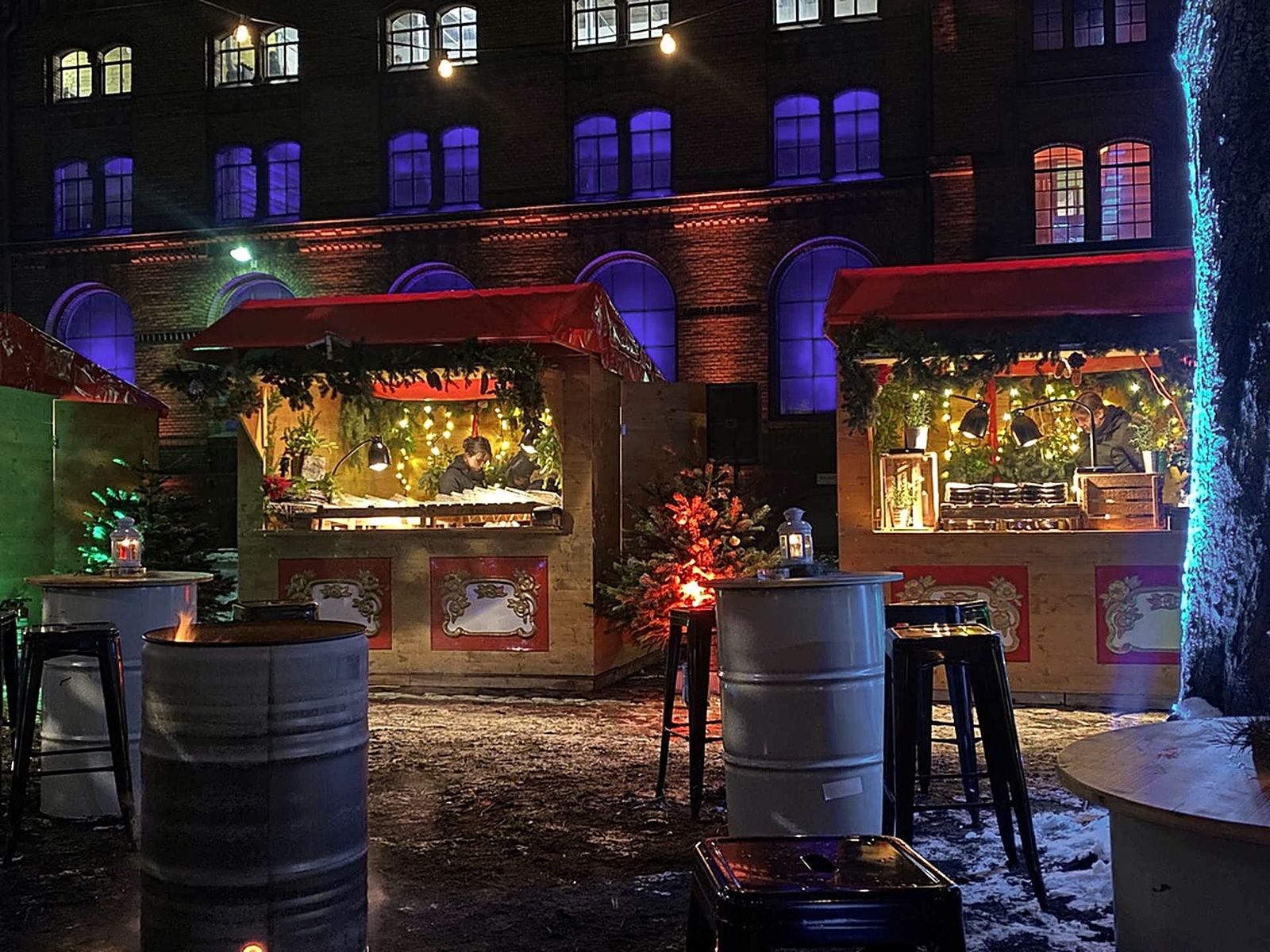 Weihnachtsfeier Location Berlin – festlich beleuchtete Weihnachtsmarkt-Buden im Courtyard der Heeresbäckerei