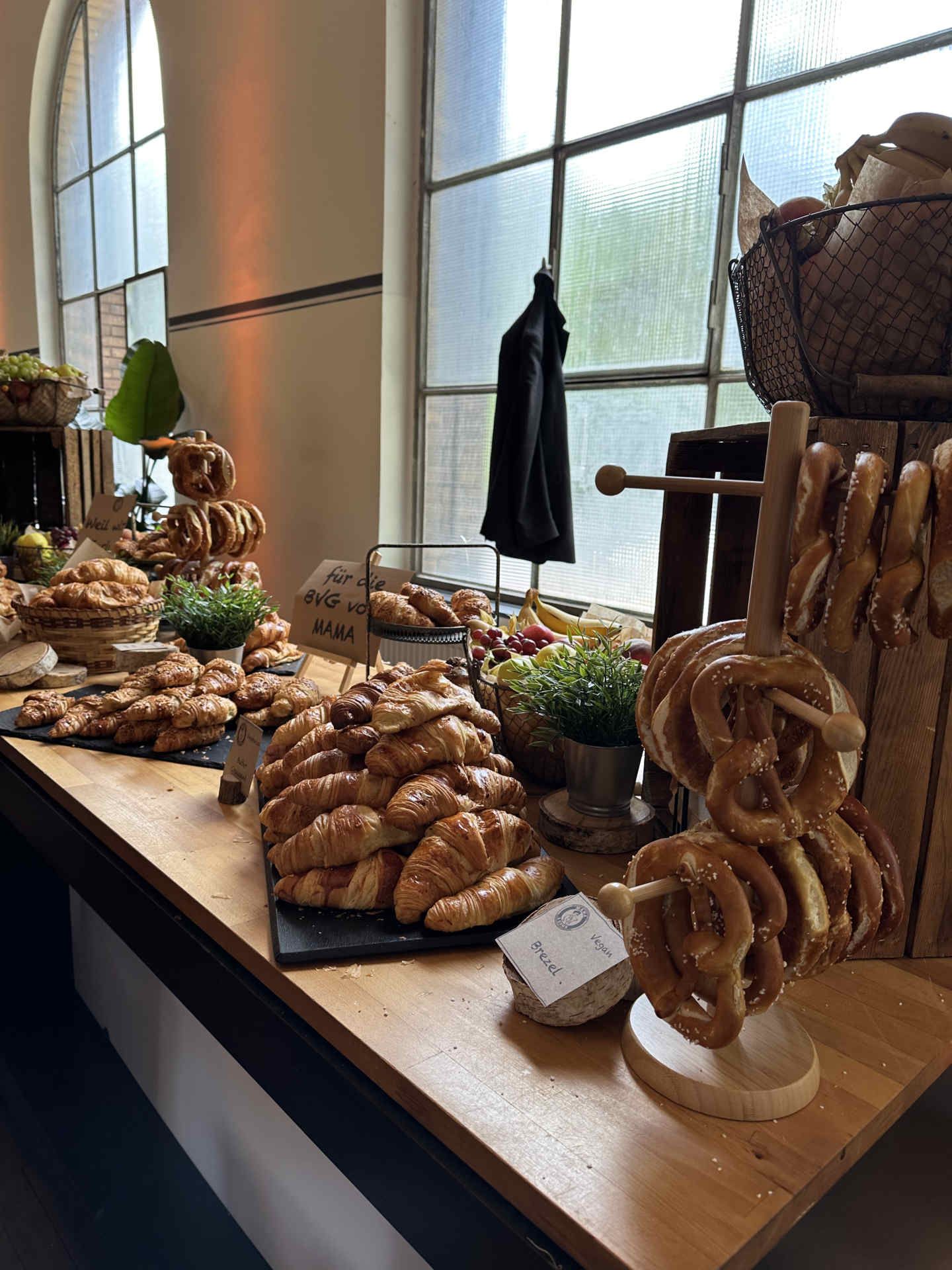 Buffet mit viel Gebäck, üppig arrangiert