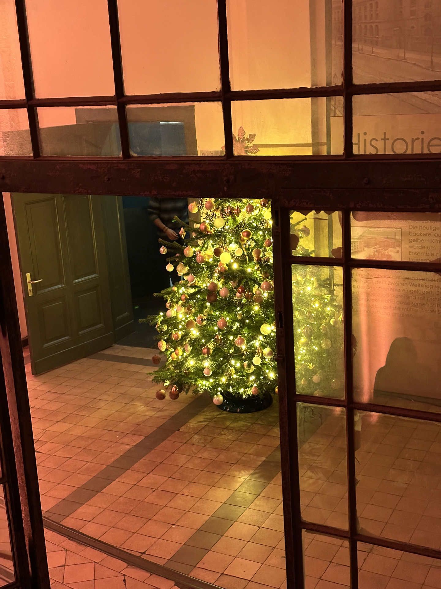 Weihnachtsfeier Location Berlin – beleuchteter Weihnachtsbaum im historischen Eingangsbereich der Heeresbäckerei