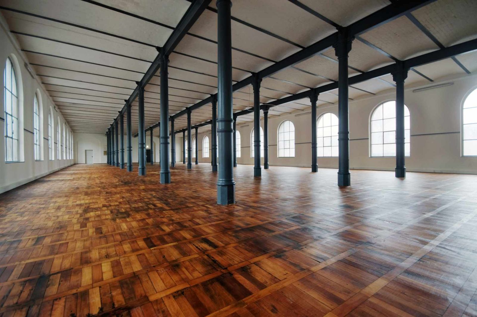 Firmenfeier Location Berlin: historischer Saal seitlicher Blick