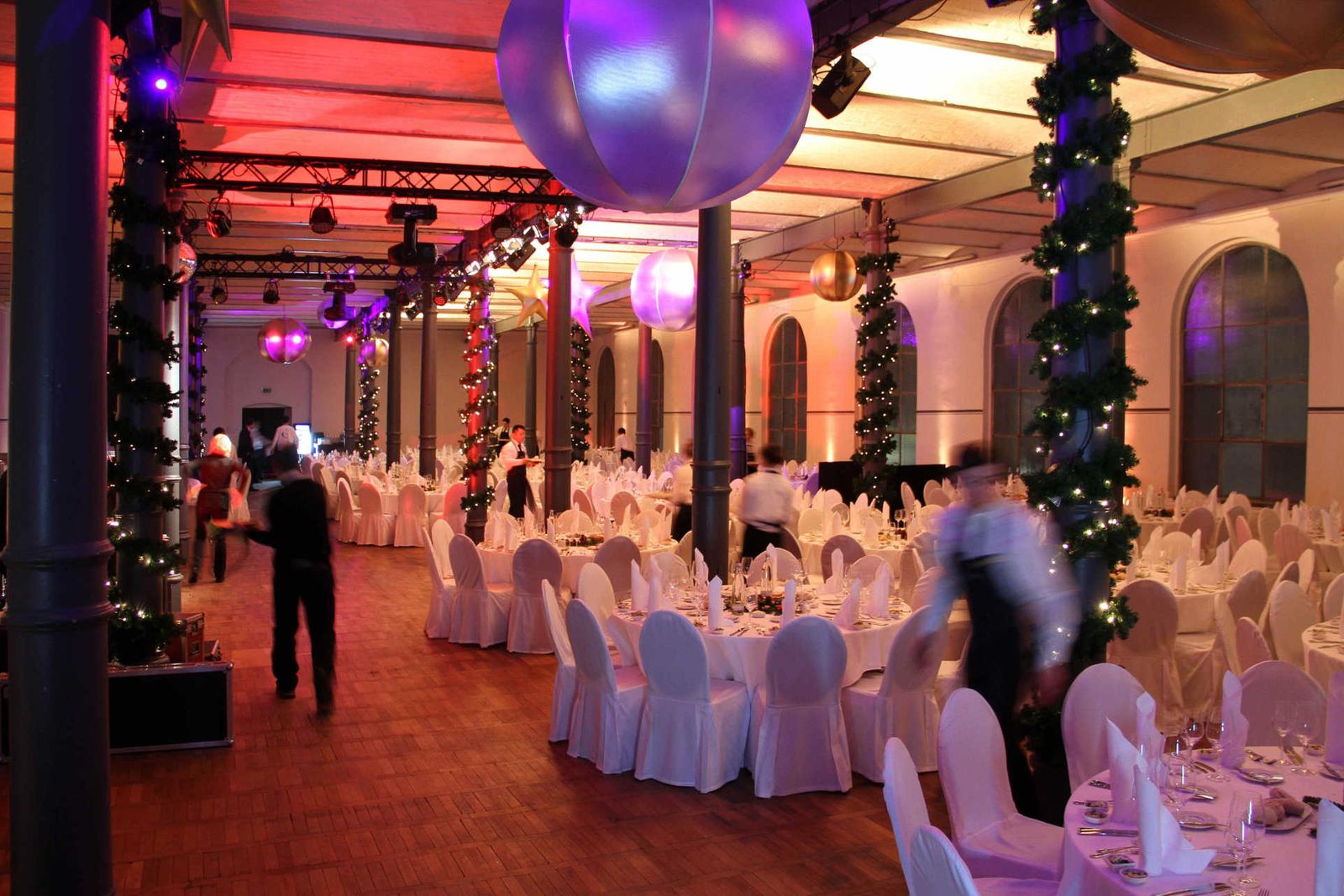 Festsaal mit Dinnertischen und Weihnachtsdekoration in der Heeresbäckerei